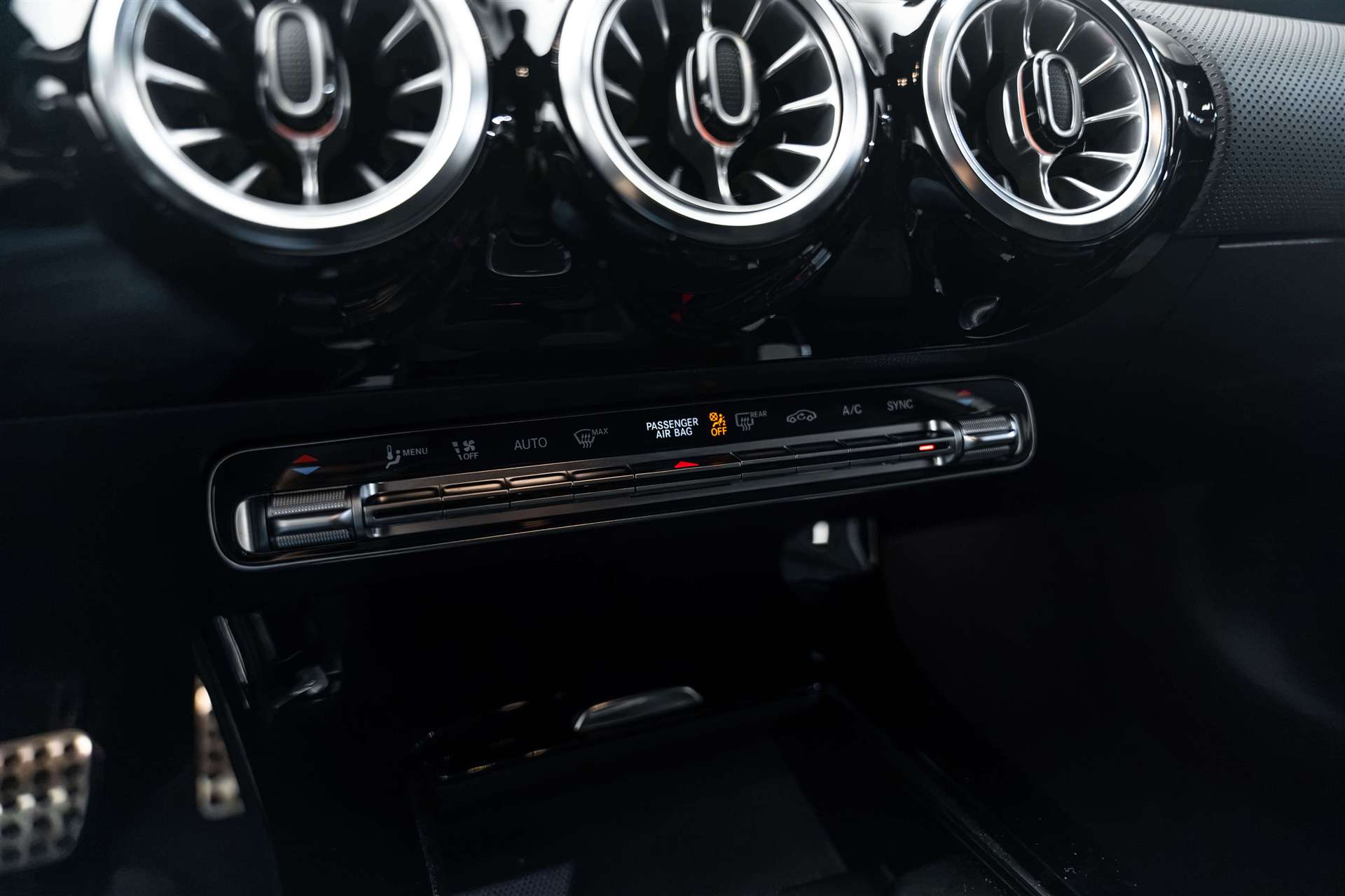 MERCEDES-BENZ MERCEDES-BENZ A 200 AMG Line 7G-DCT-image-23