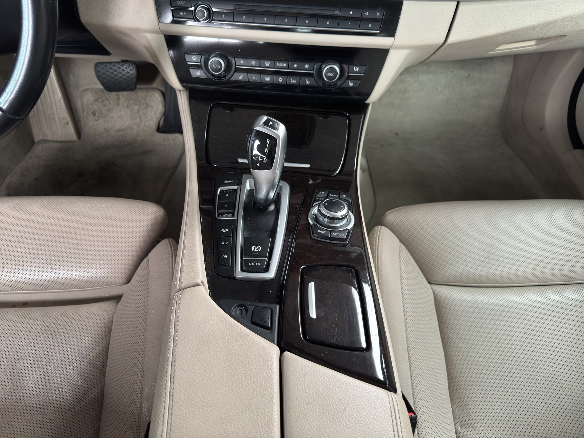 BMW 550i xDrive Steptronic-image-12