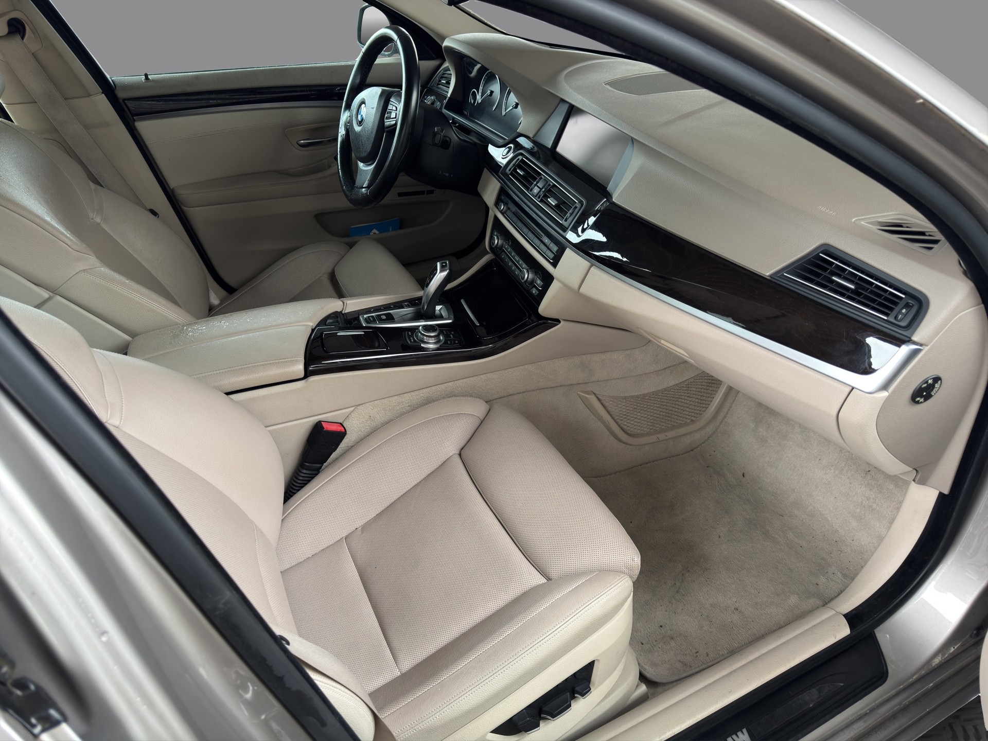 BMW 550i xDrive Steptronic-image-9