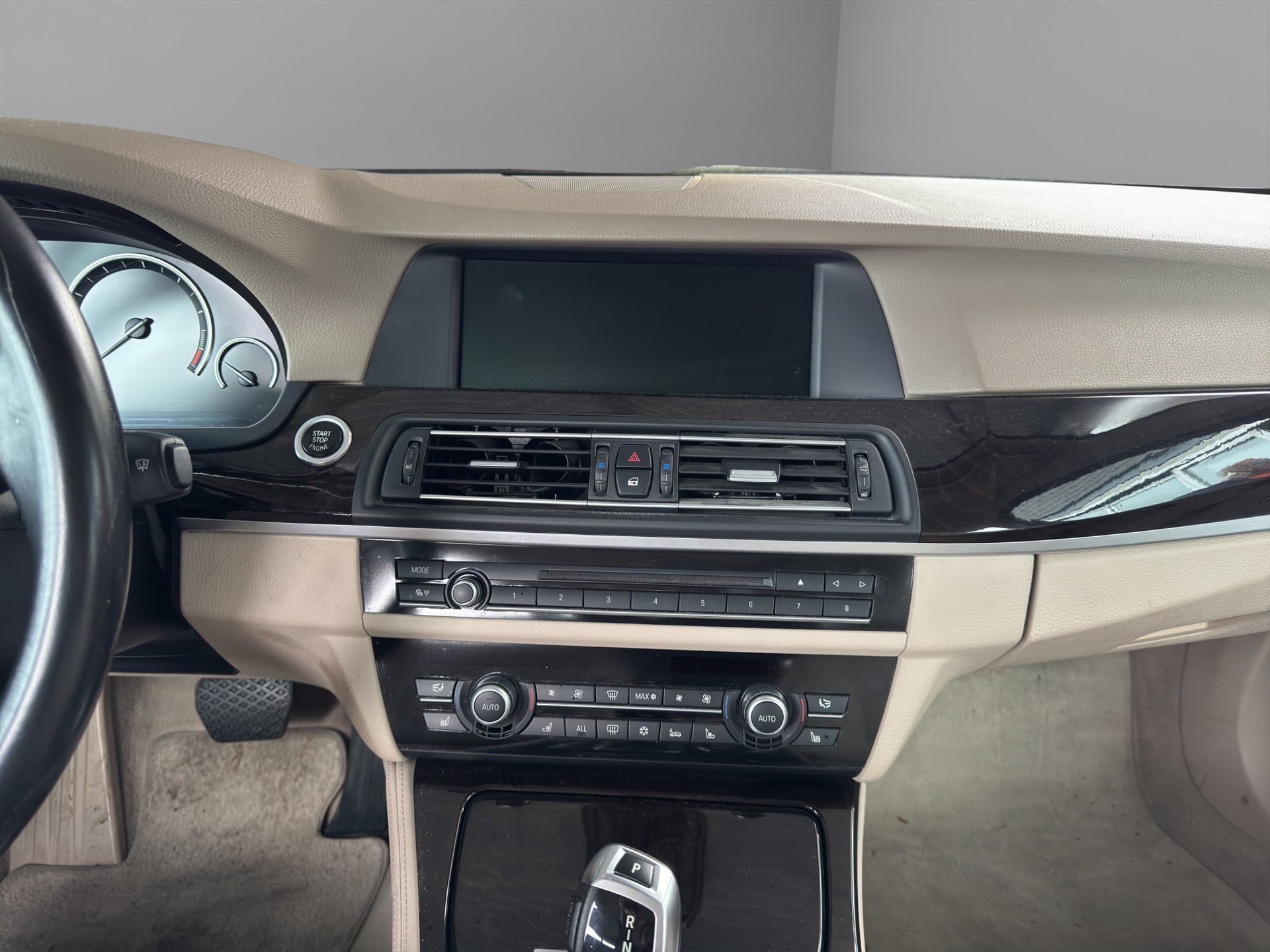 BMW 550i xDrive Steptronic-image-11