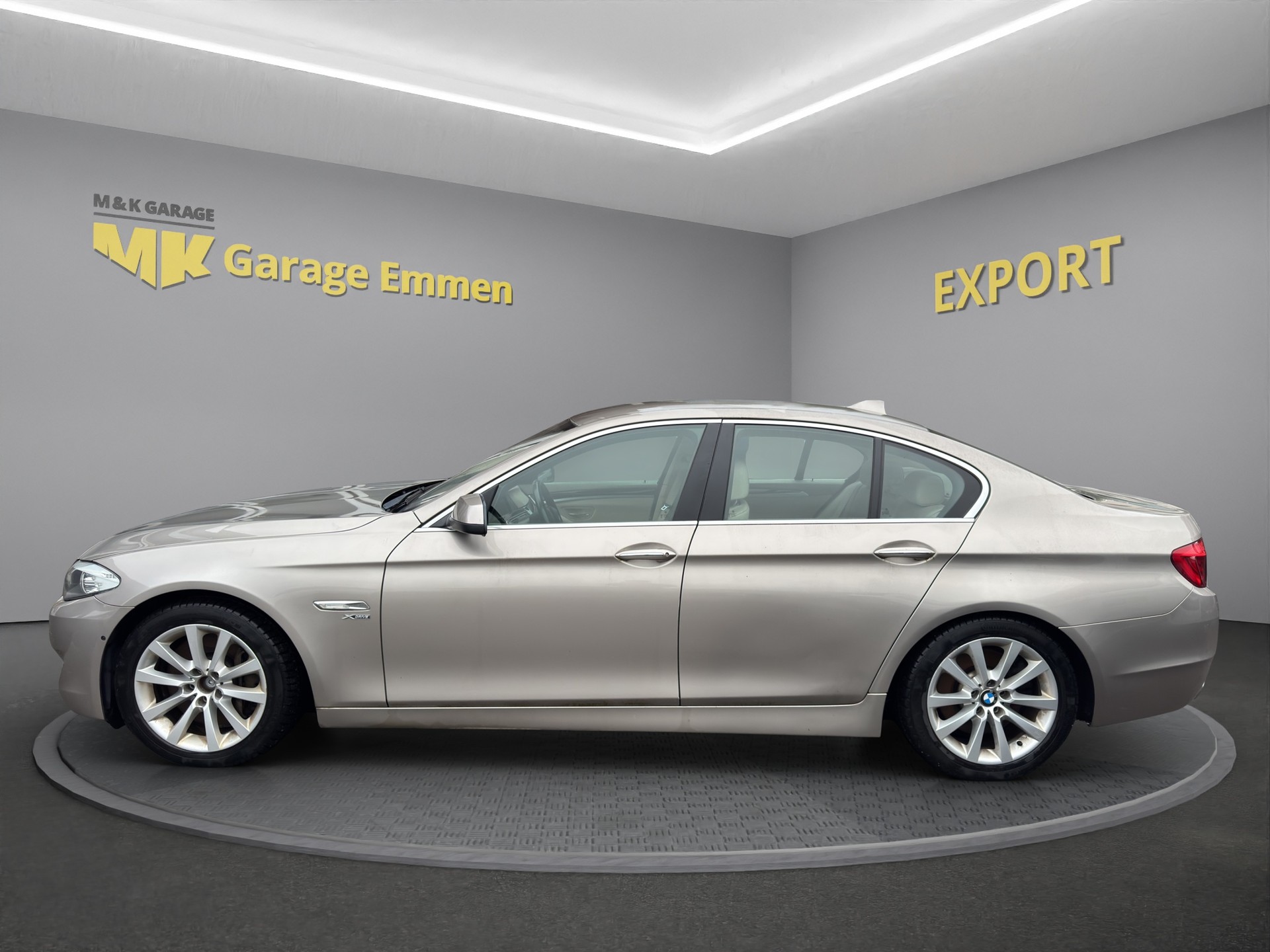 BMW 550i xDrive Steptronic-showroom-element-1