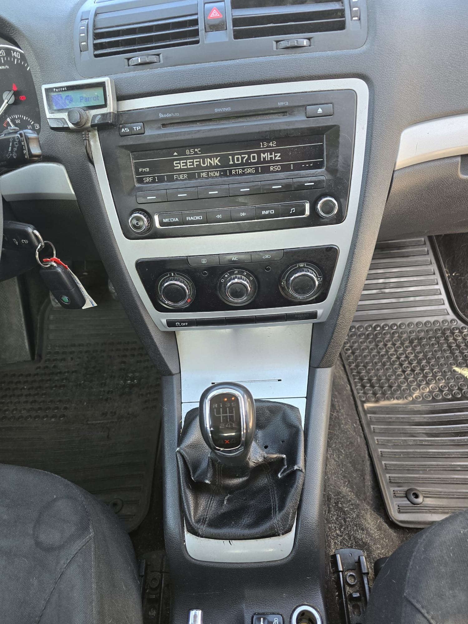 SKODA Octavia Combi 1.6 TDI Adventure 4x4-image-5