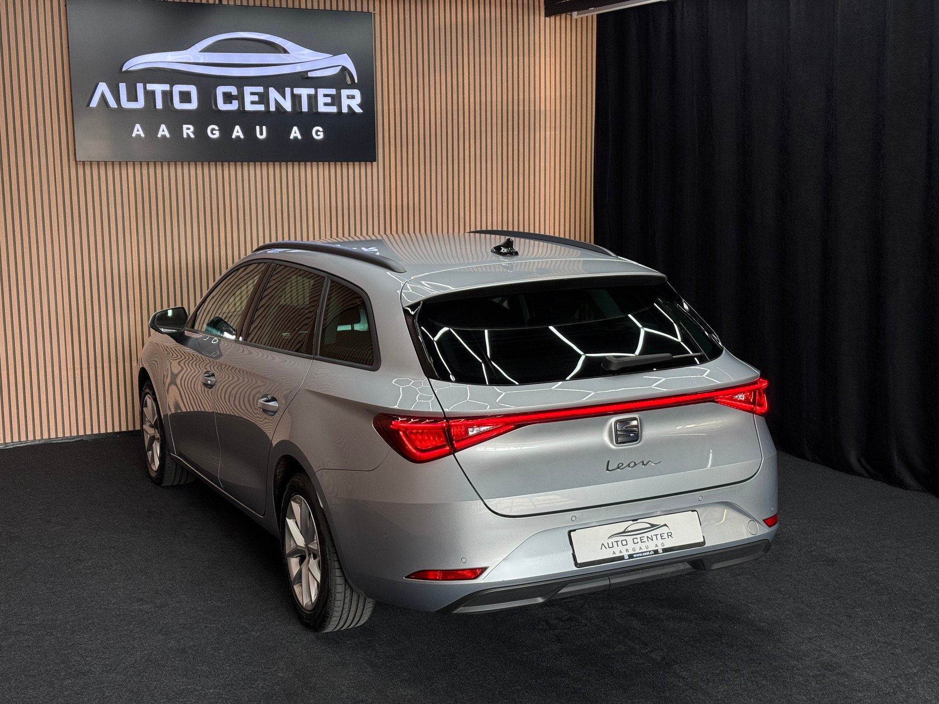 SEAT Leon ST 2.0 TDI Style DSG | 1 Jahr Garantie | CH-Fahrzeug | *ab CHF 199.-/ Monat*-showroom-element-3