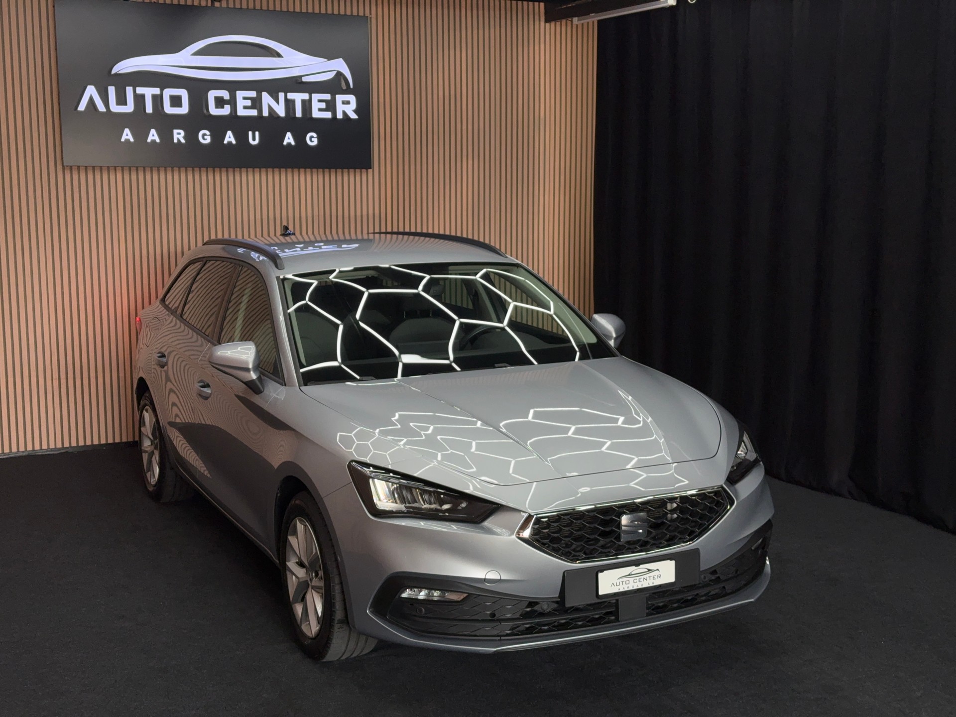 SEAT Leon ST 2.0 TDI Style DSG | 1 Jahr Garantie | CH-Fahrzeug | *ab CHF 199.-/ Monat*-showroom-element-2