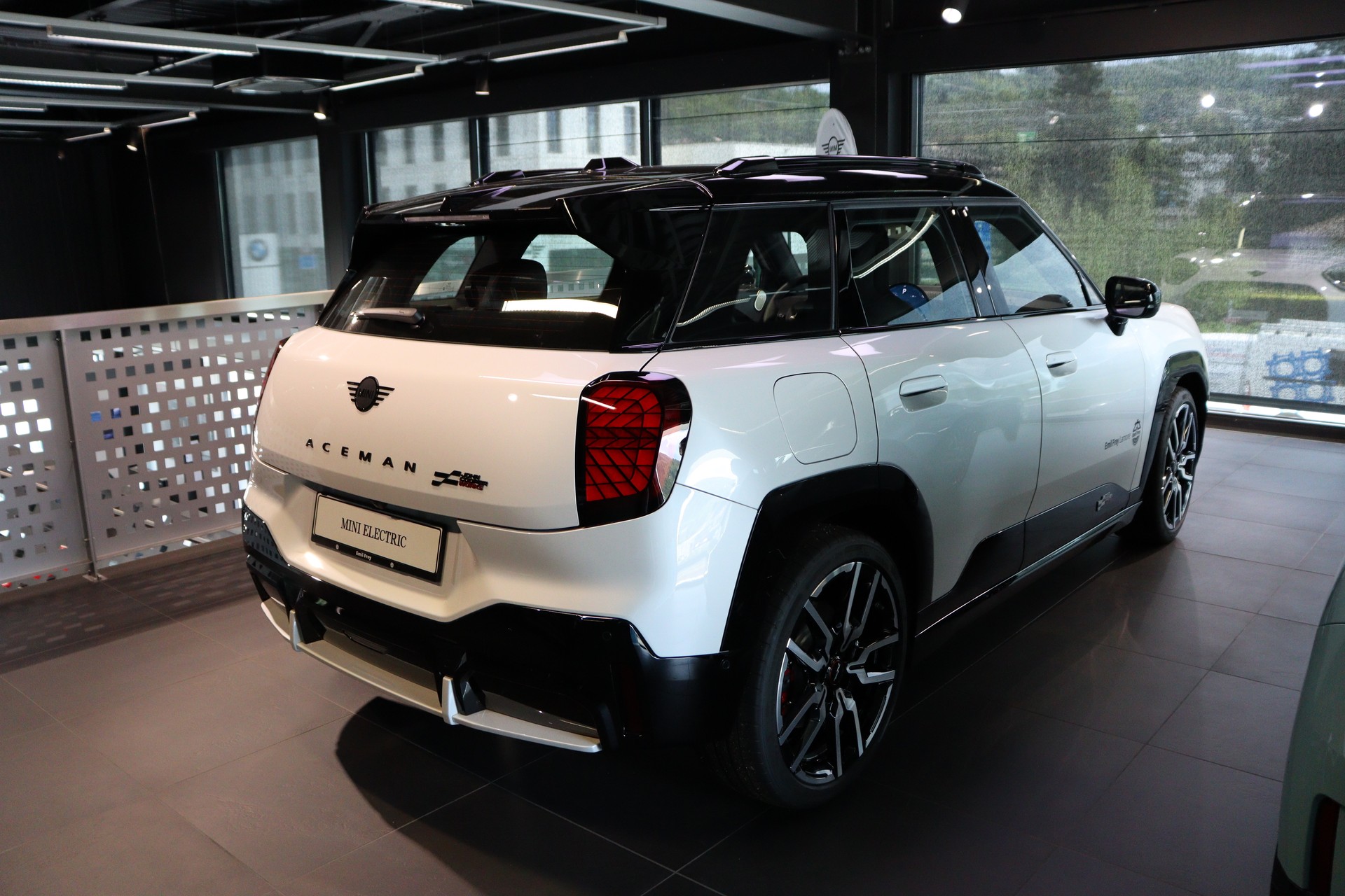 MINI Aceman e John Cooper Works-showroom-element-3