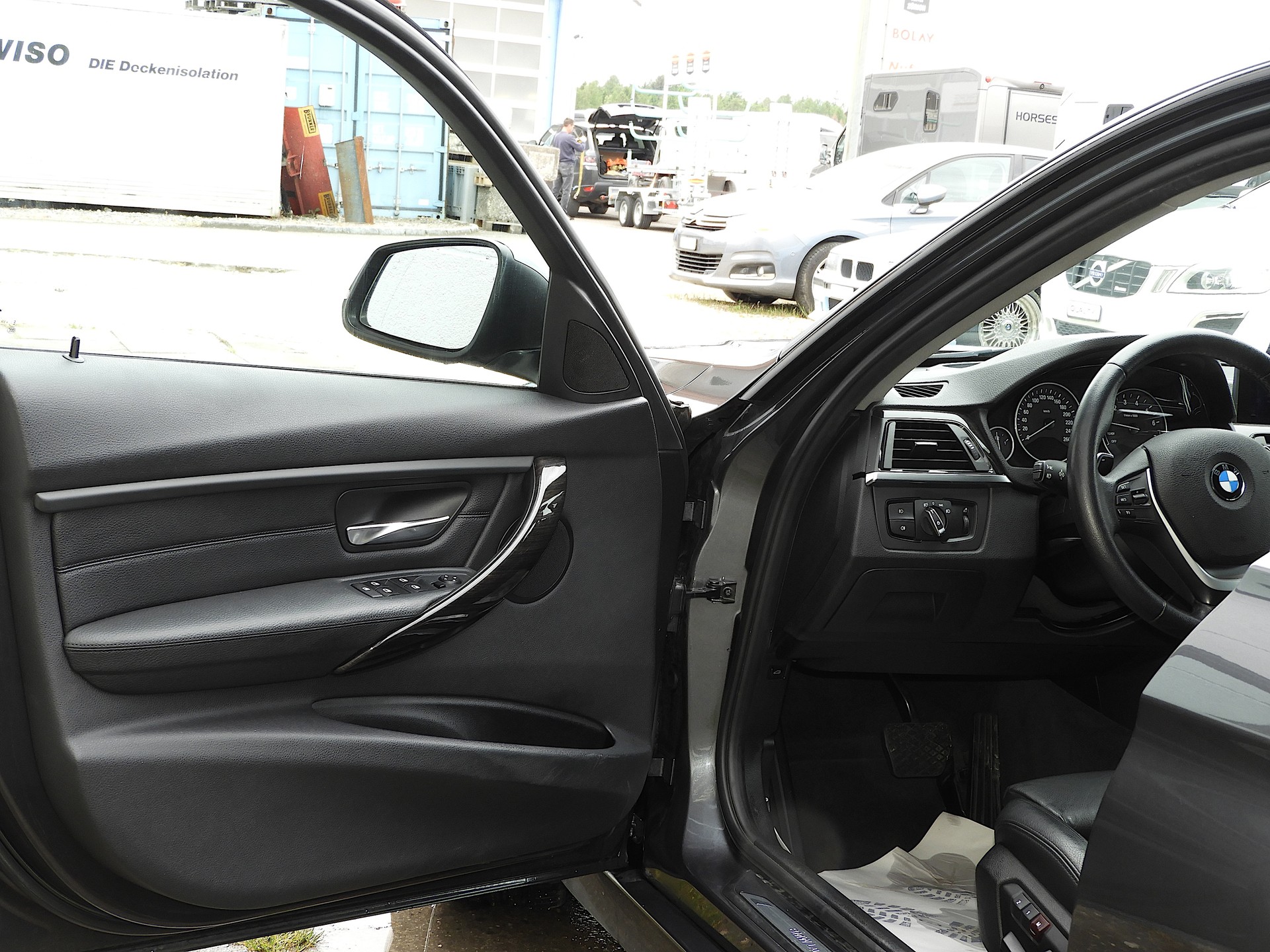 BMW 335i xDrive Touring Luxury Steptronic I ab MFK + Service I CH FZ I Garantie inkl. I 8-fach BMW Räder I DAB-image-6