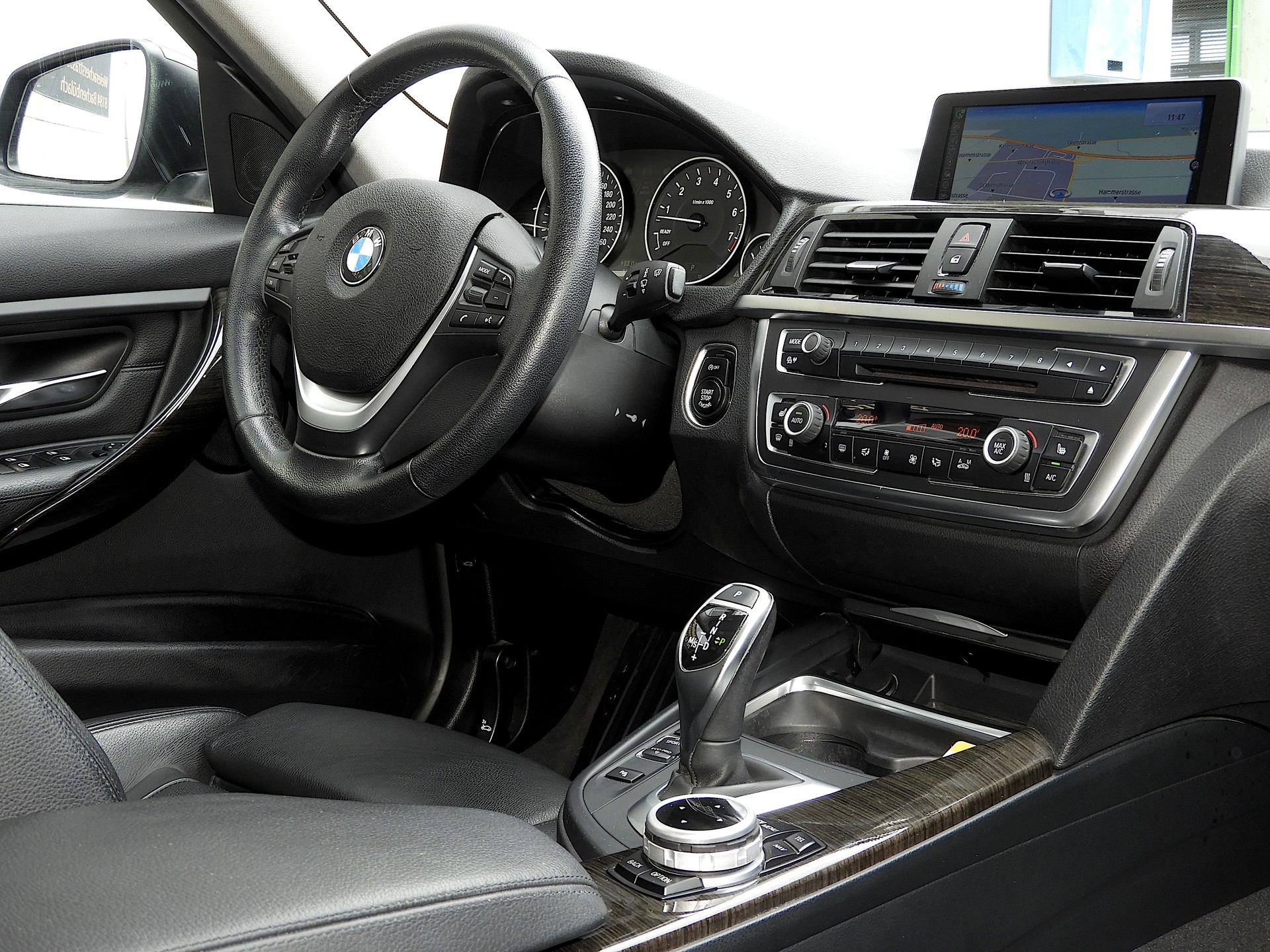 BMW 335i xDrive Touring Luxury Steptronic I ab MFK + Service I CH FZ I Garantie inkl. I 8-fach BMW Räder I DAB-image-10