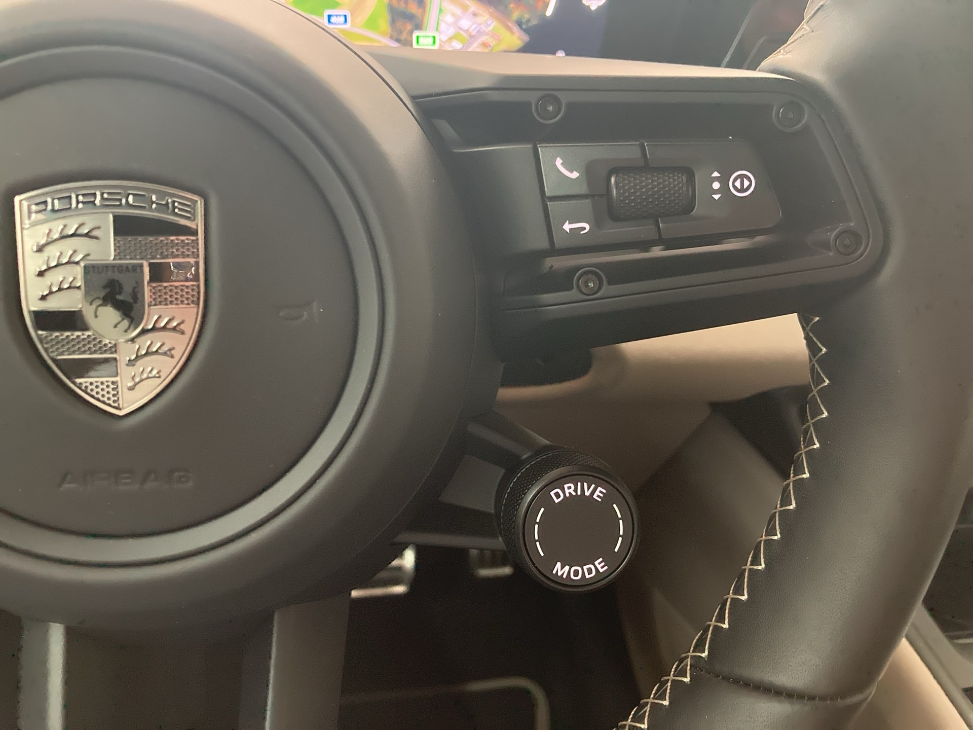 PORSCHE Macan Turbo-image-23