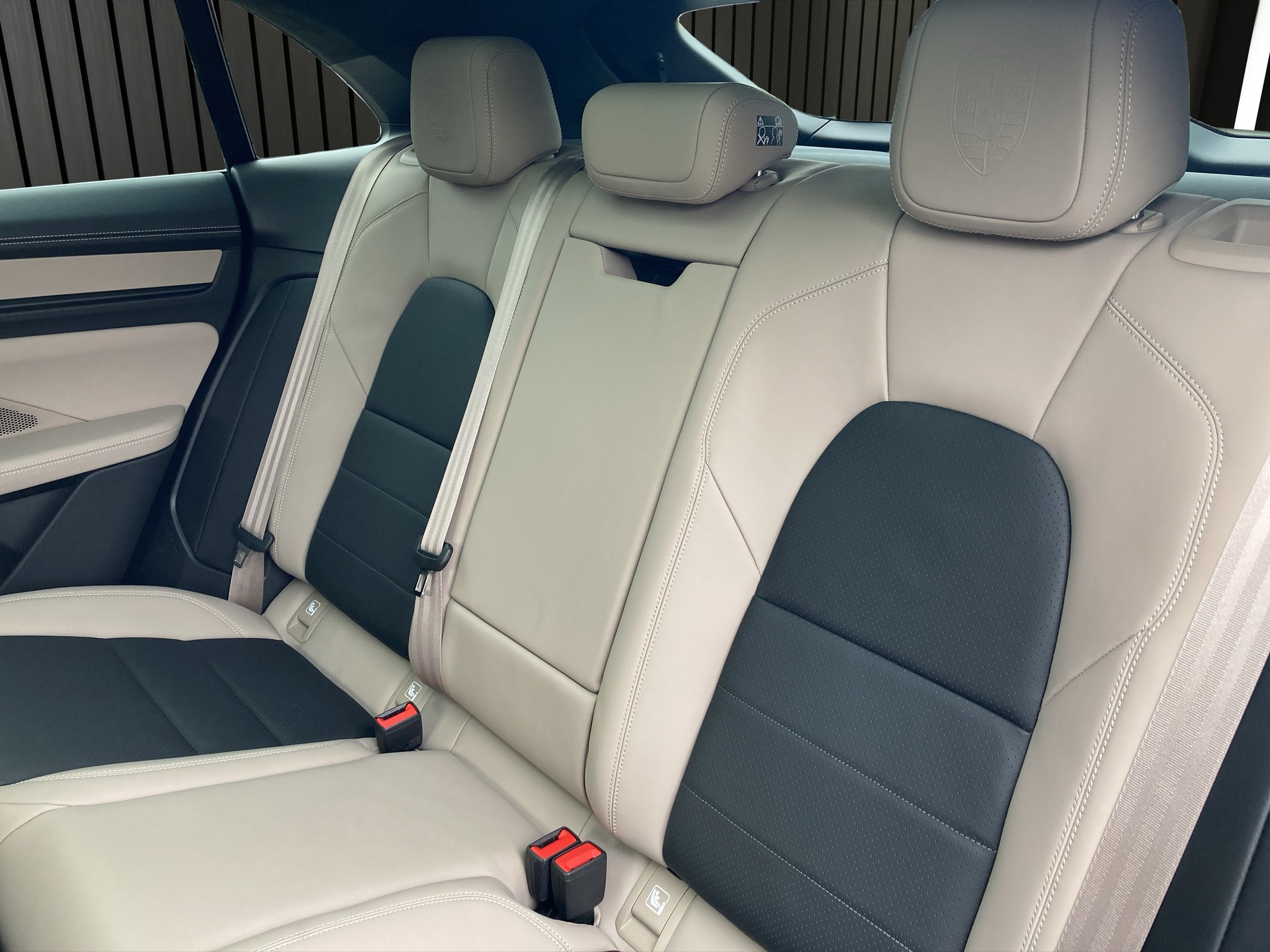 PORSCHE Macan Turbo-image-12