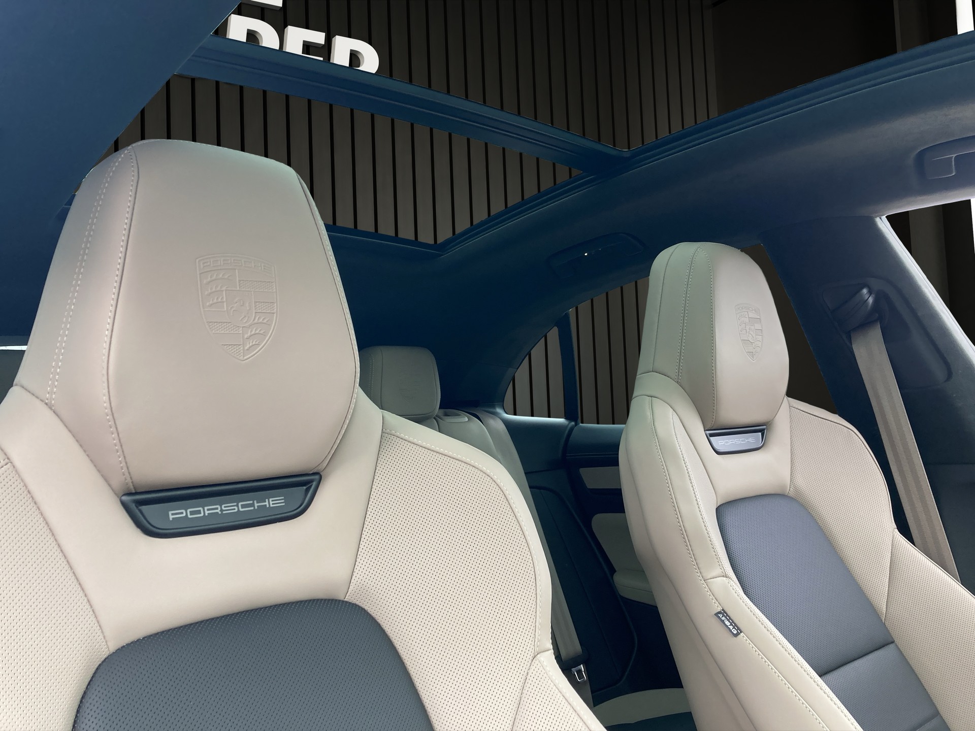 PORSCHE Macan Turbo-image-17