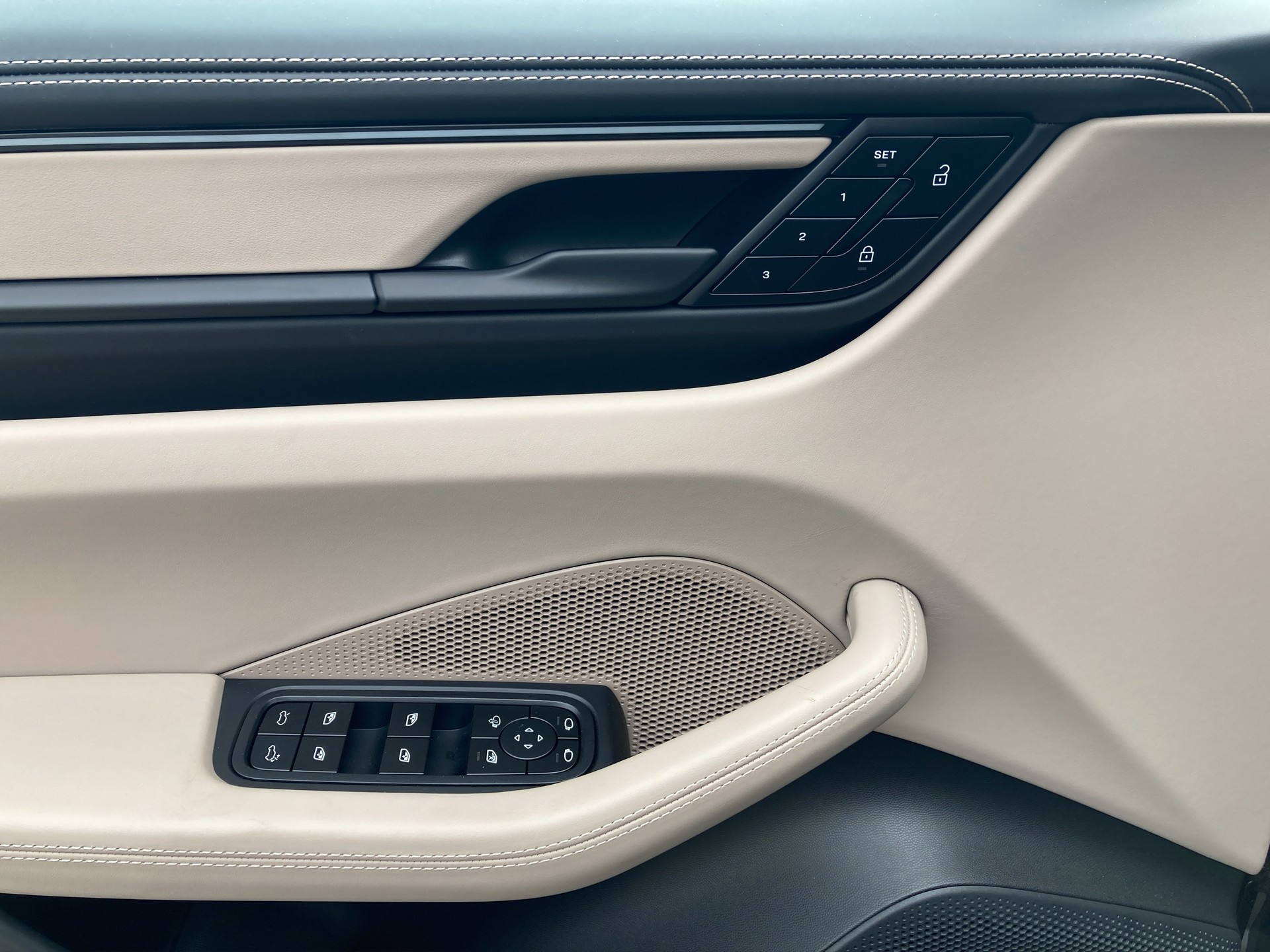 PORSCHE Macan Turbo-image-11