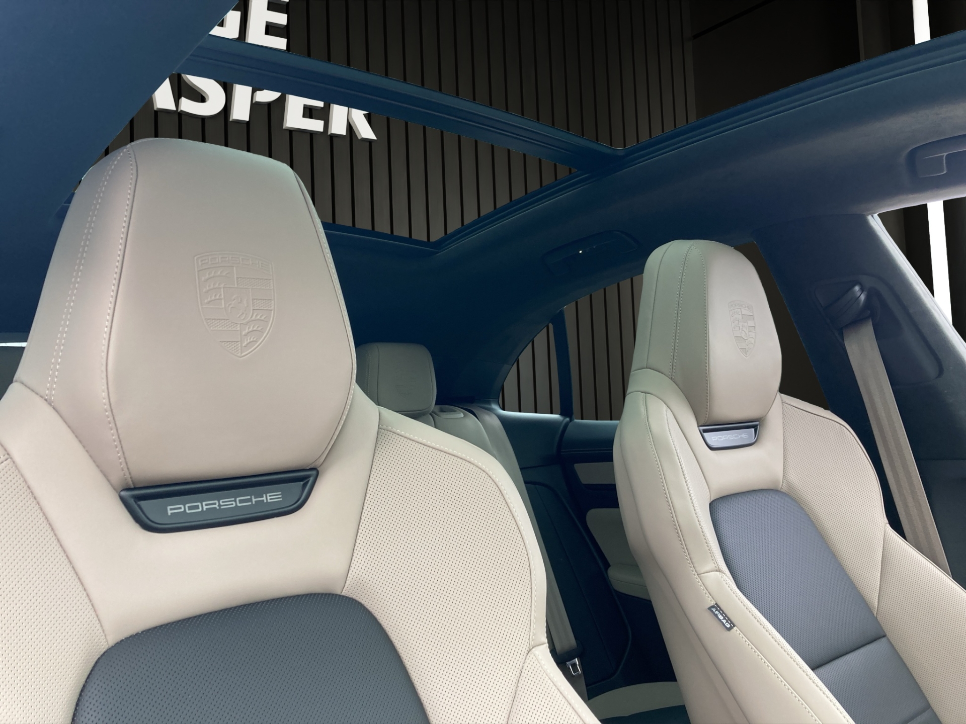 PORSCHE Macan Turbo-image-17