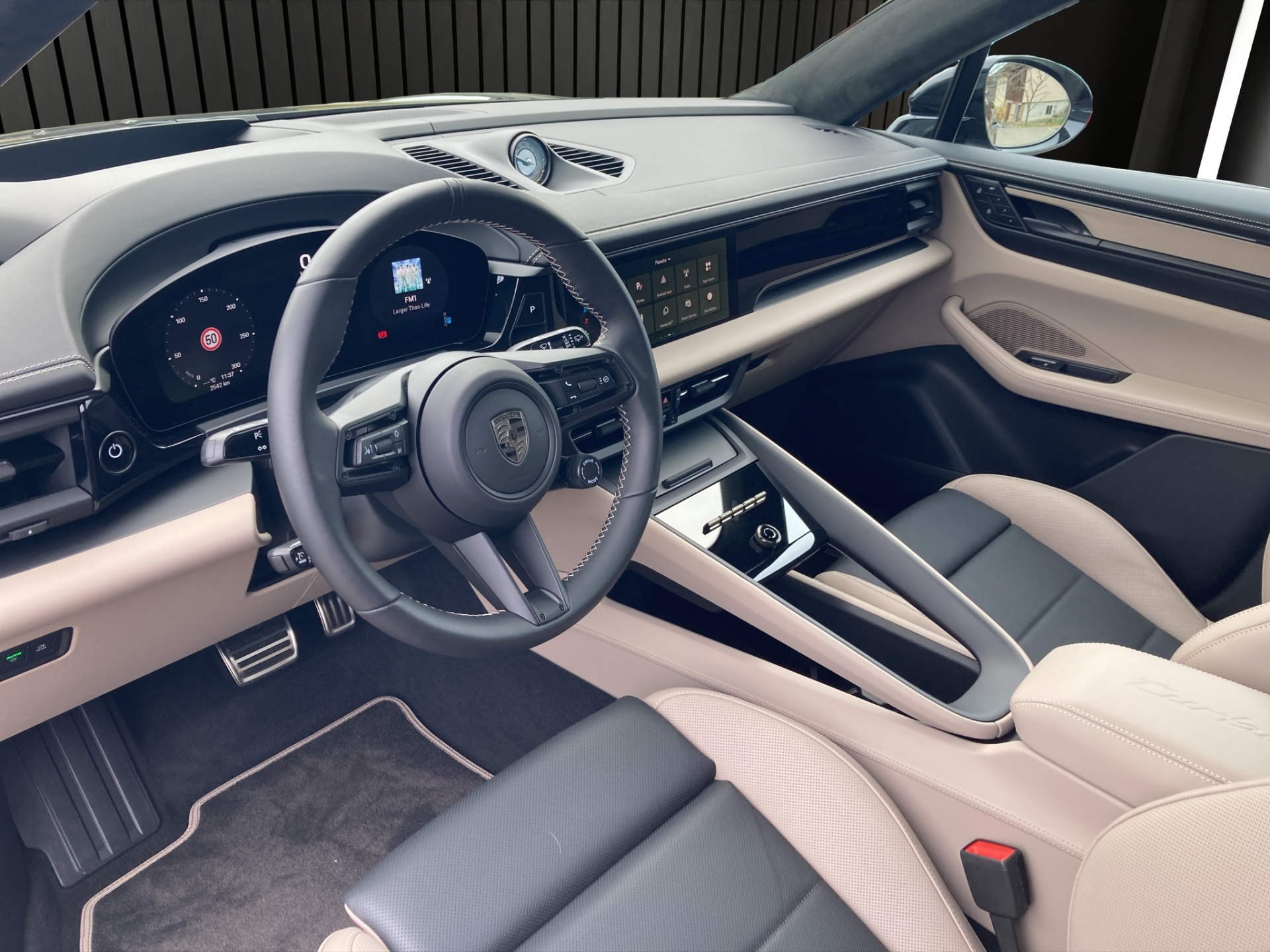 PORSCHE Macan Turbo-image-9