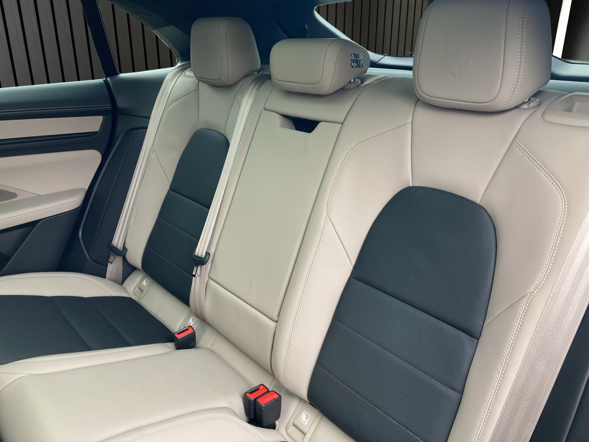 PORSCHE Macan Turbo-image-15