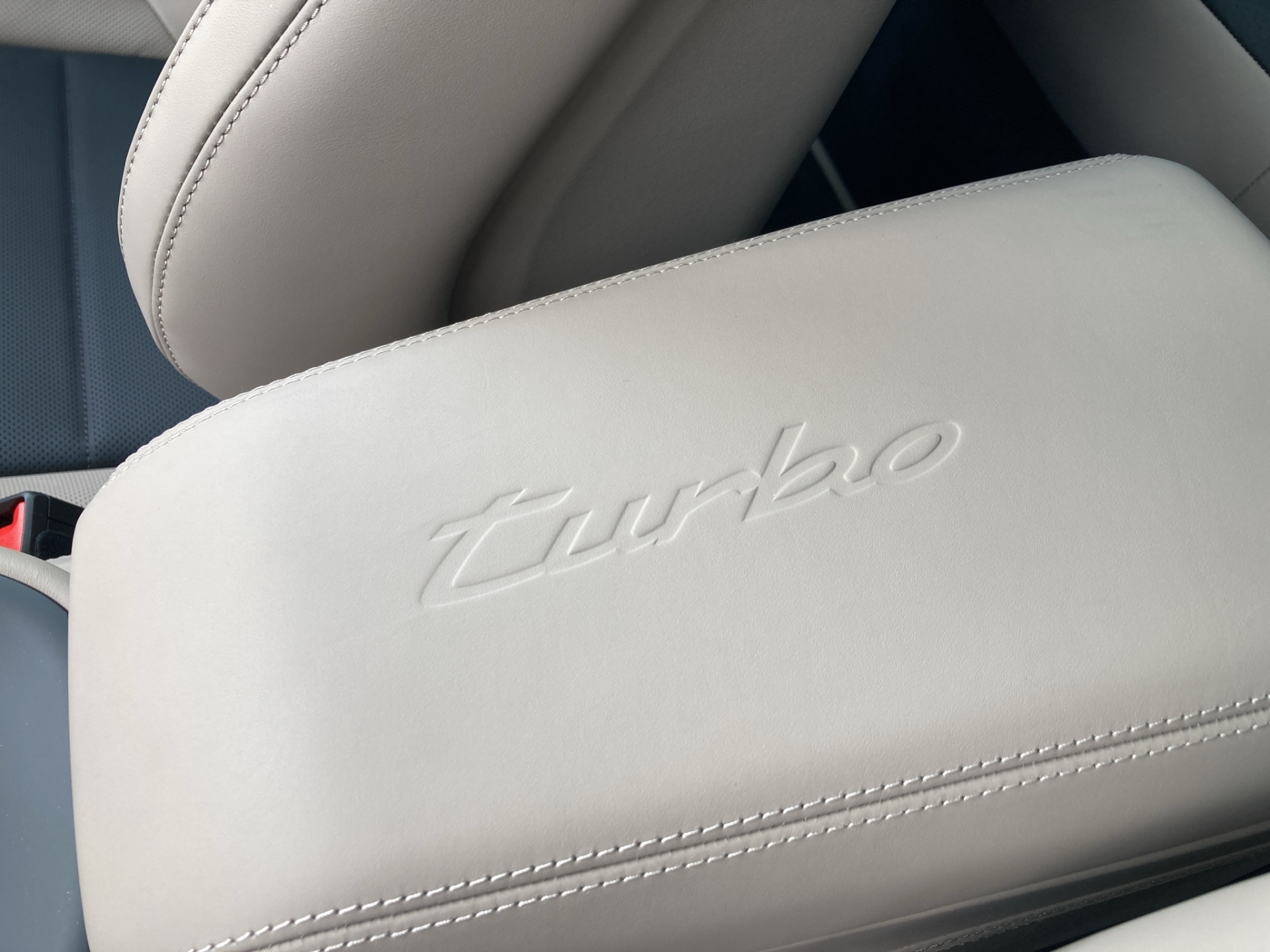 PORSCHE Macan Turbo-image-19