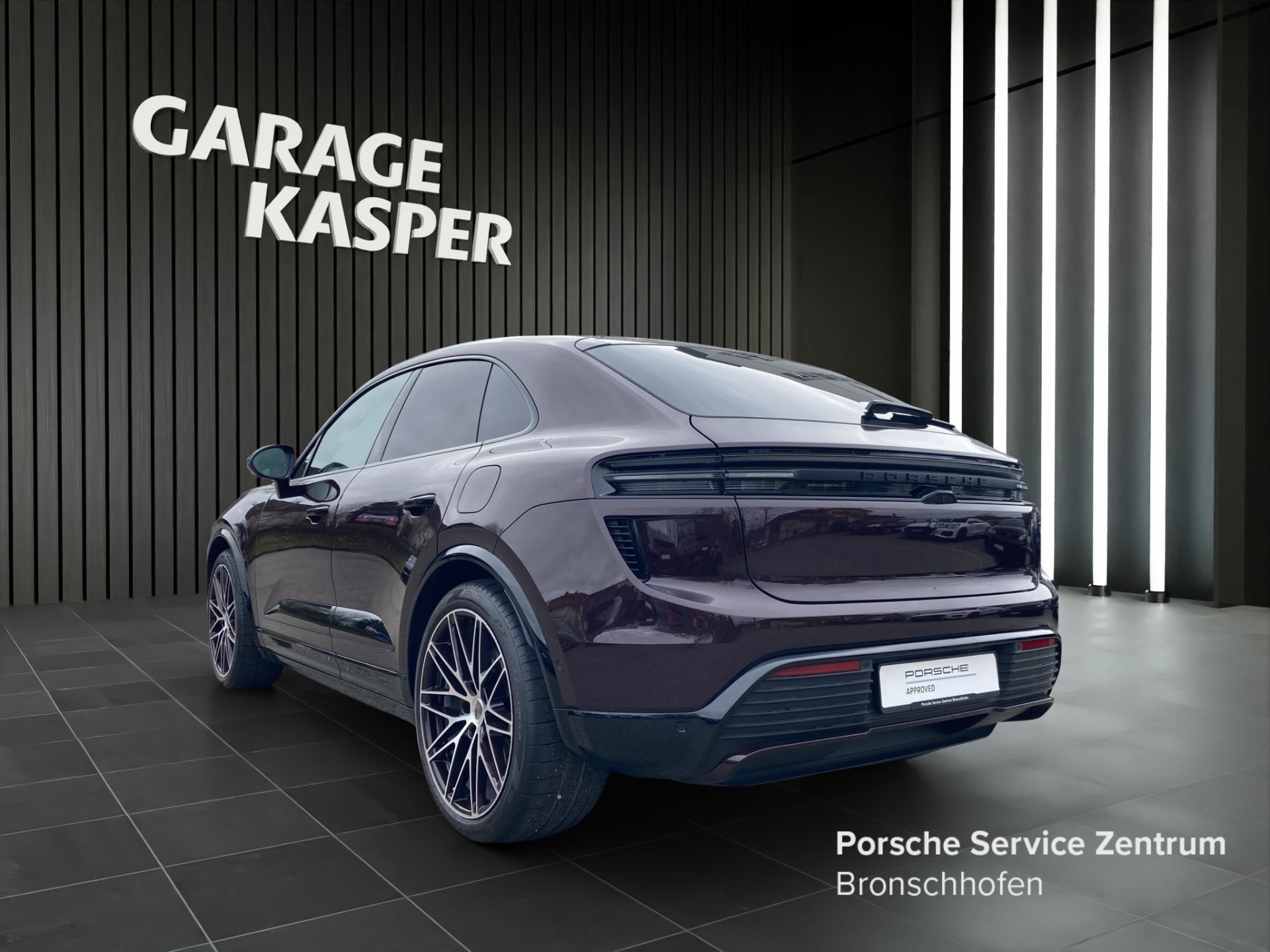 PORSCHE Macan Turbo-showroom-element-2