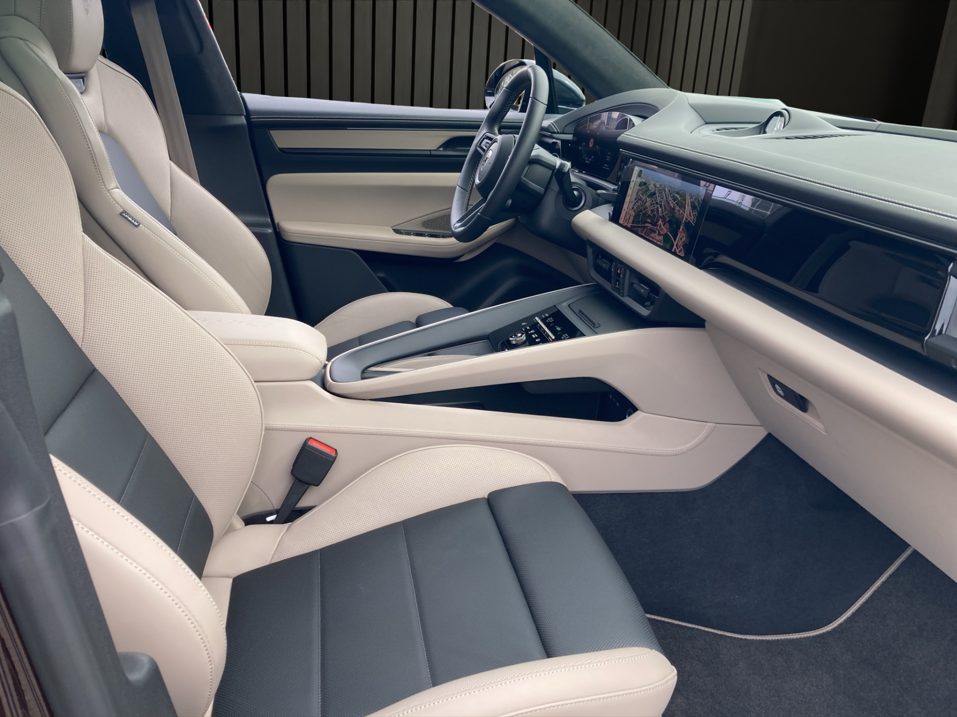 PORSCHE Macan Turbo-image-16