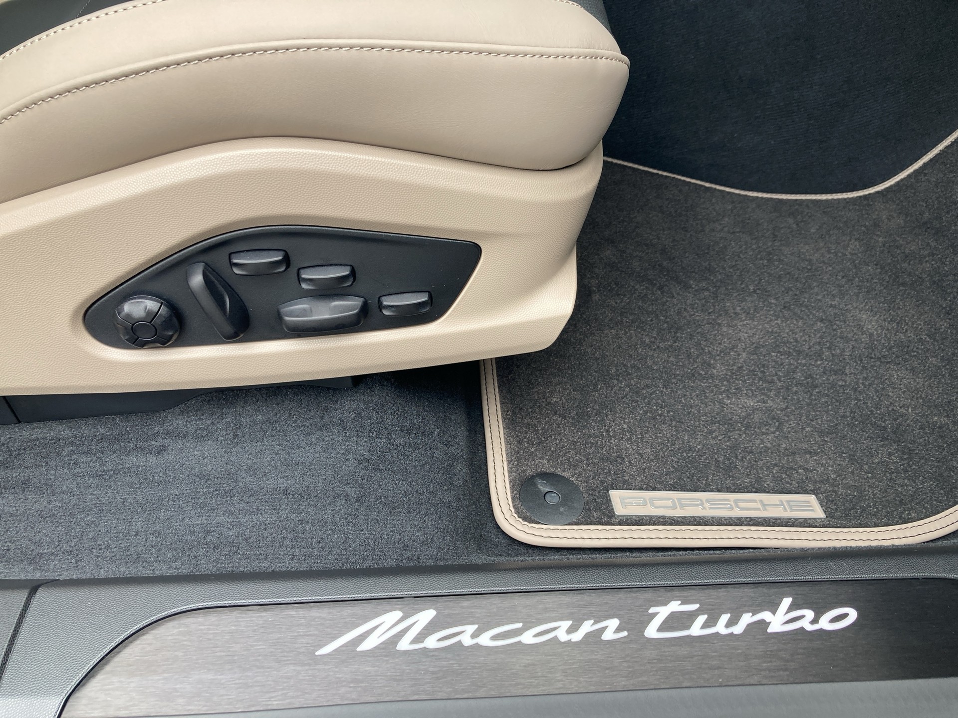 PORSCHE Macan Turbo-image-19