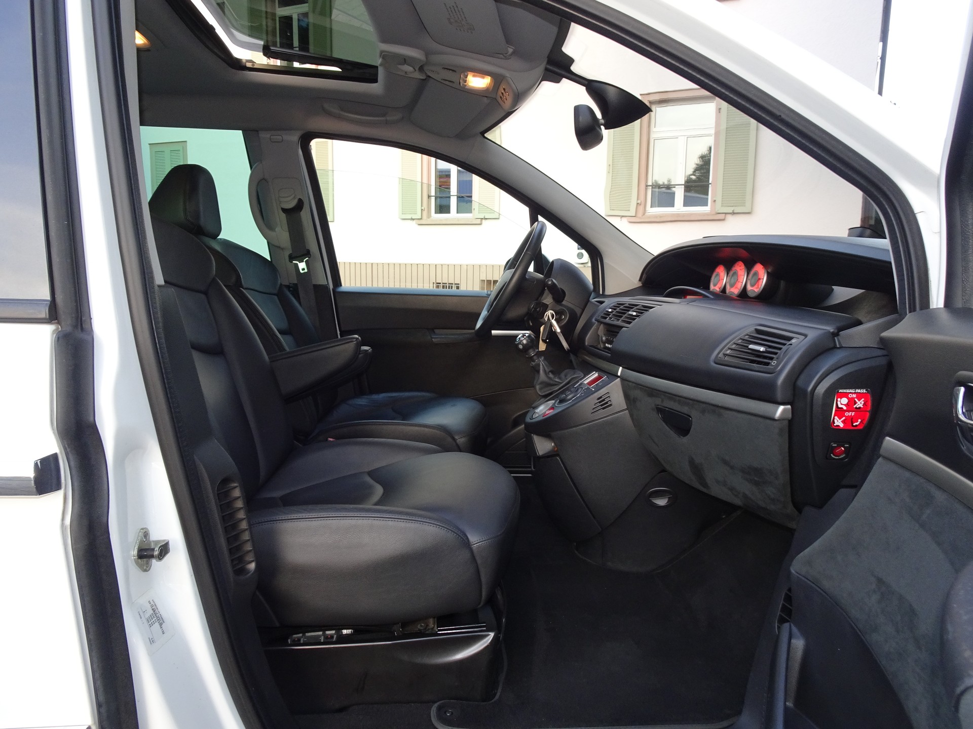 PEUGEOT 807 2.0 16V HDi Family+-image-7