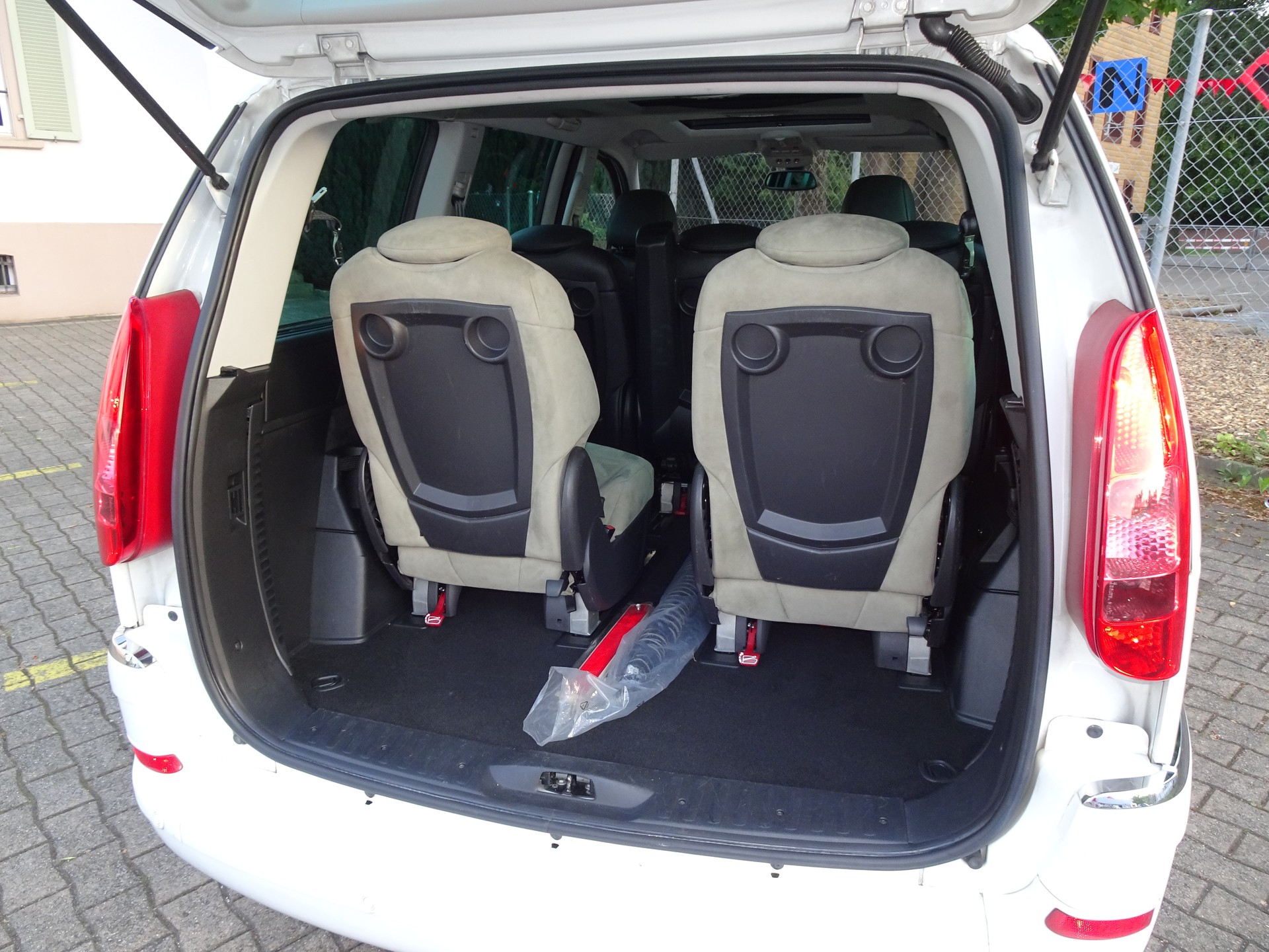 PEUGEOT 807 2.0 16V HDi Family+-image-10