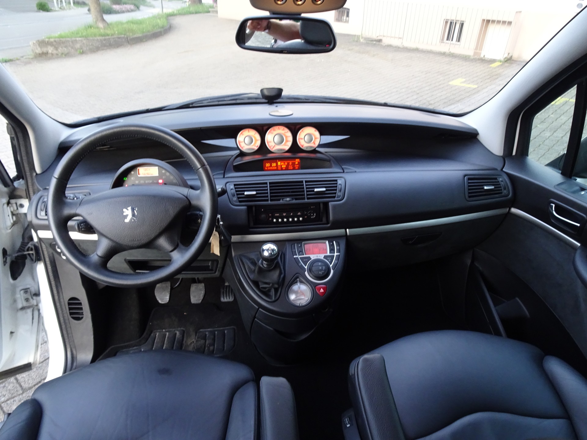 PEUGEOT 807 2.0 16V HDi Family+-image-4