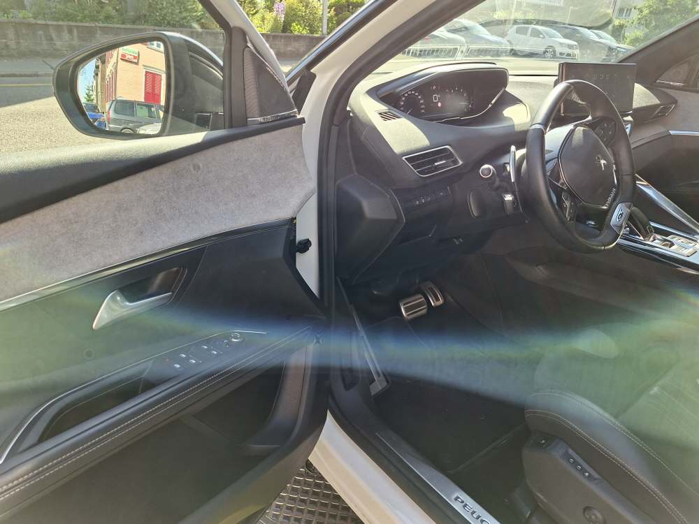 PEUGEOT 5008 1.6 PureTech GT Pack-image-9