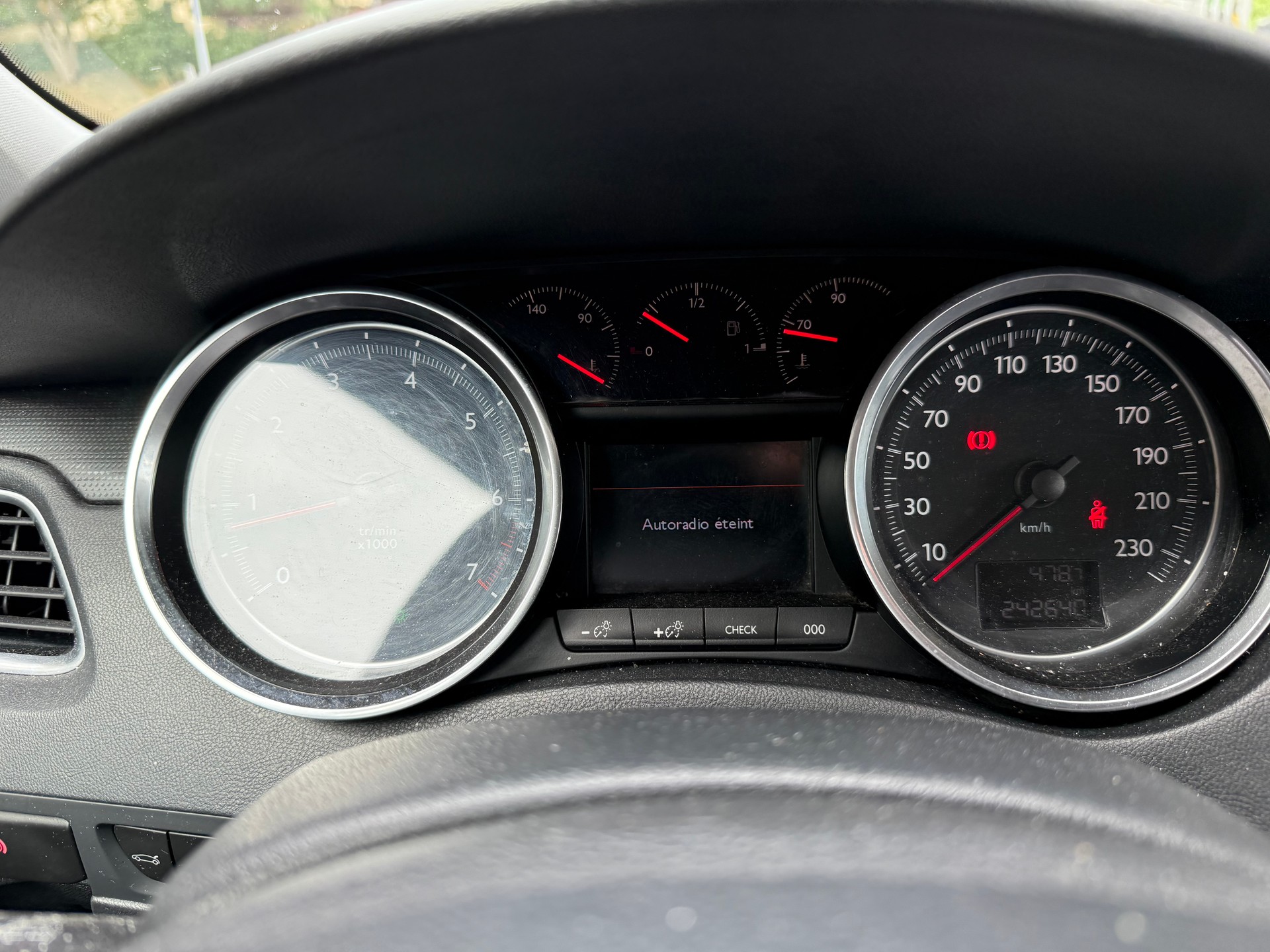 PEUGEOT 508 1.6 16V T Allure-image-11