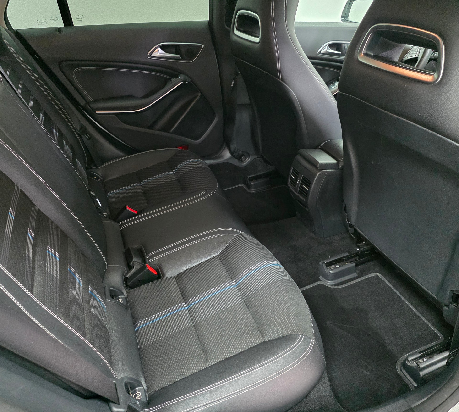 MERCEDES-BENZ CLA Shooting Brake 200 d AMG Line 4Matic 7G-DCT-image-15