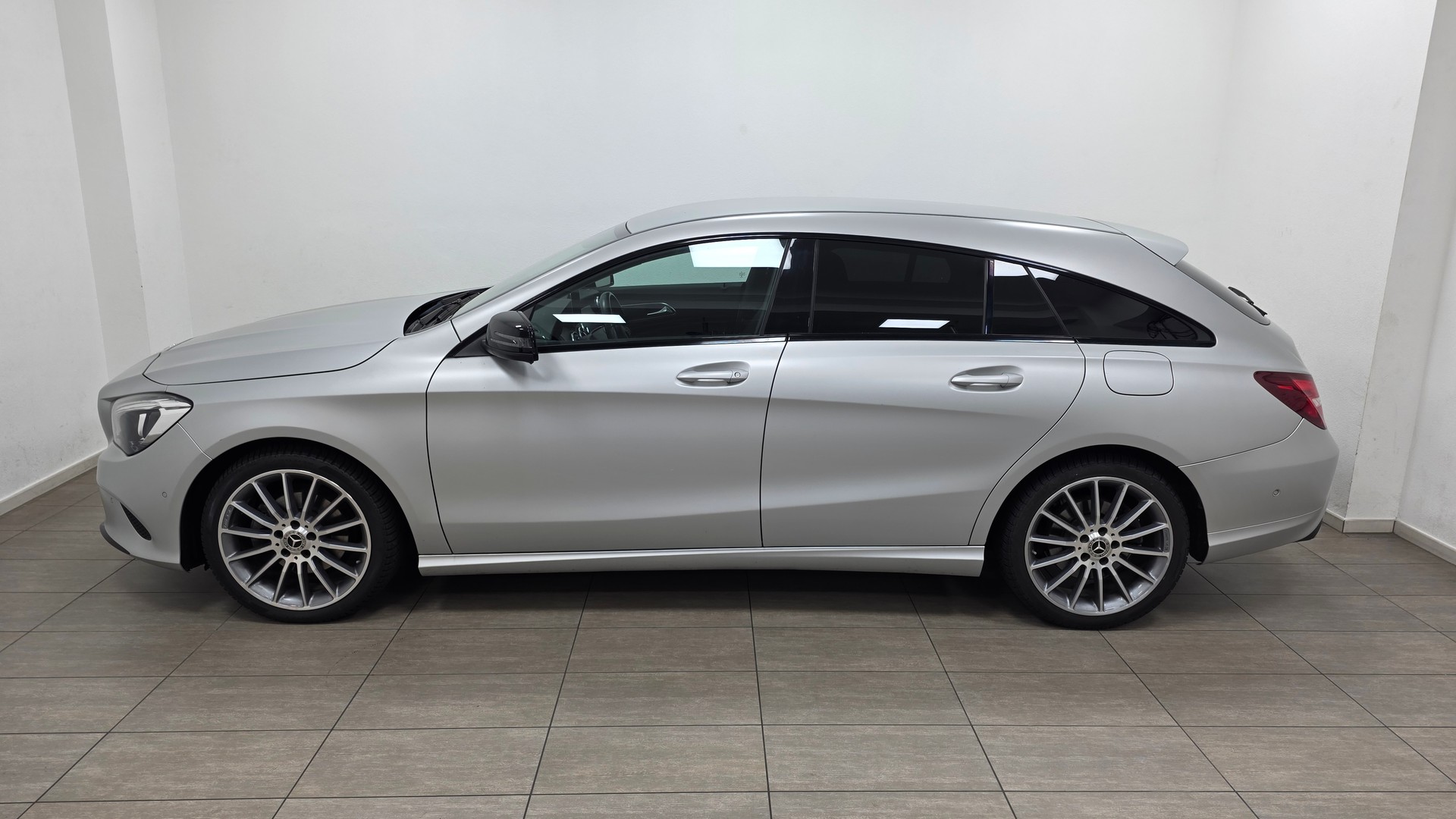 MERCEDES-BENZ CLA Shooting Brake 200 d AMG Line 4Matic 7G-DCT-image-6