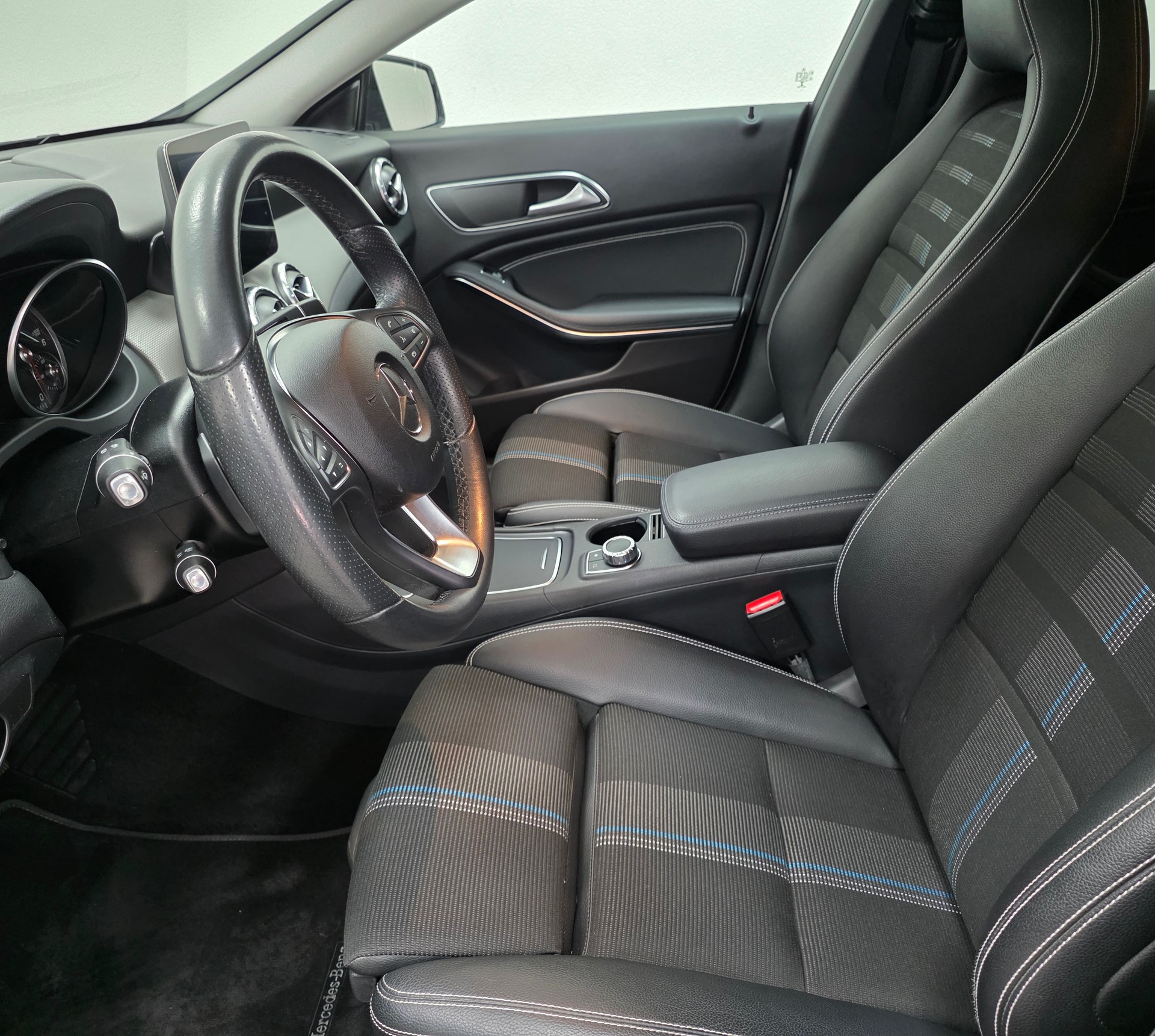 MERCEDES-BENZ CLA Shooting Brake 200 d AMG Line 4Matic 7G-DCT-image-13