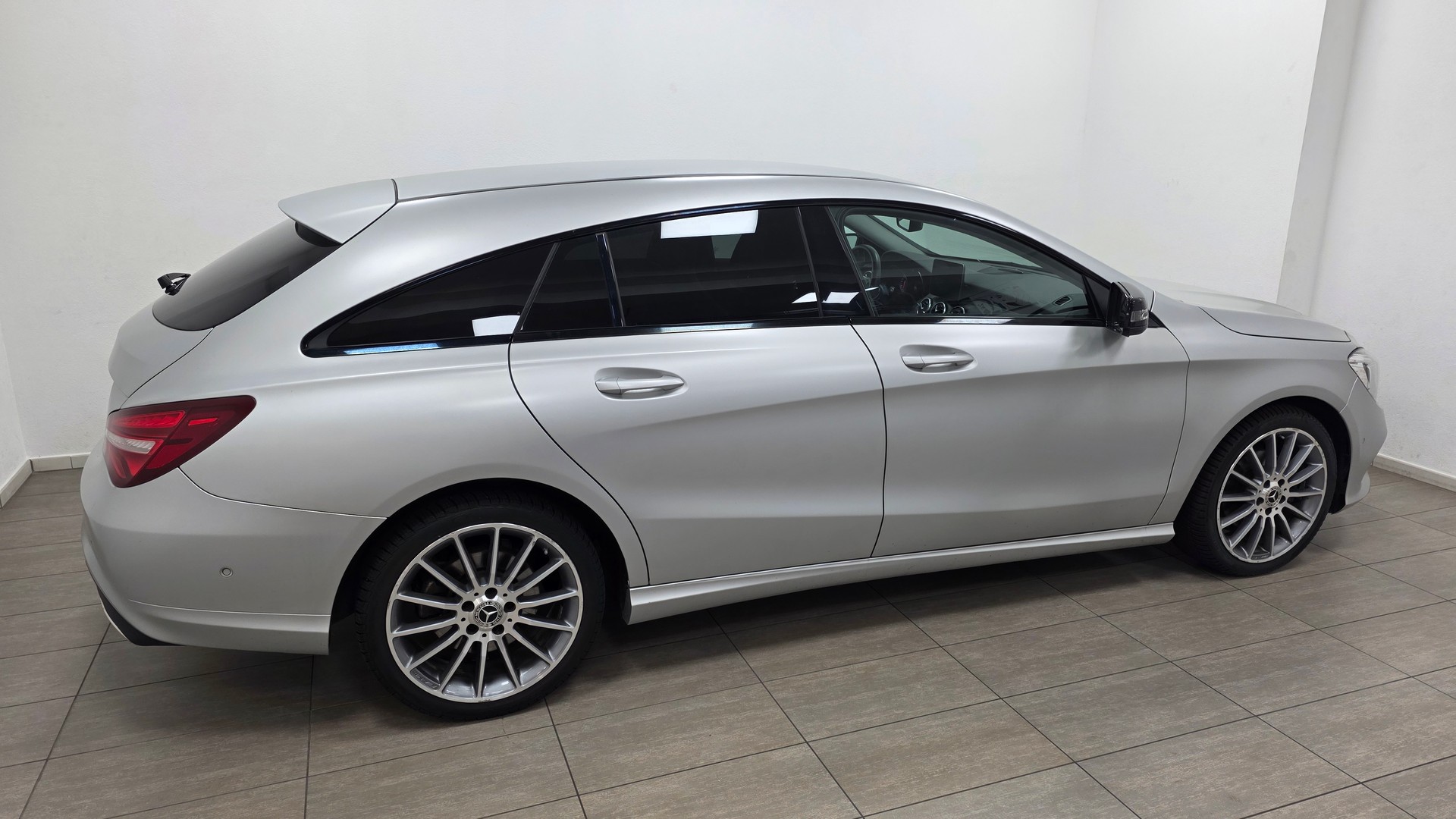 MERCEDES-BENZ CLA Shooting Brake 200 d AMG Line 4Matic 7G-DCT-image-2
