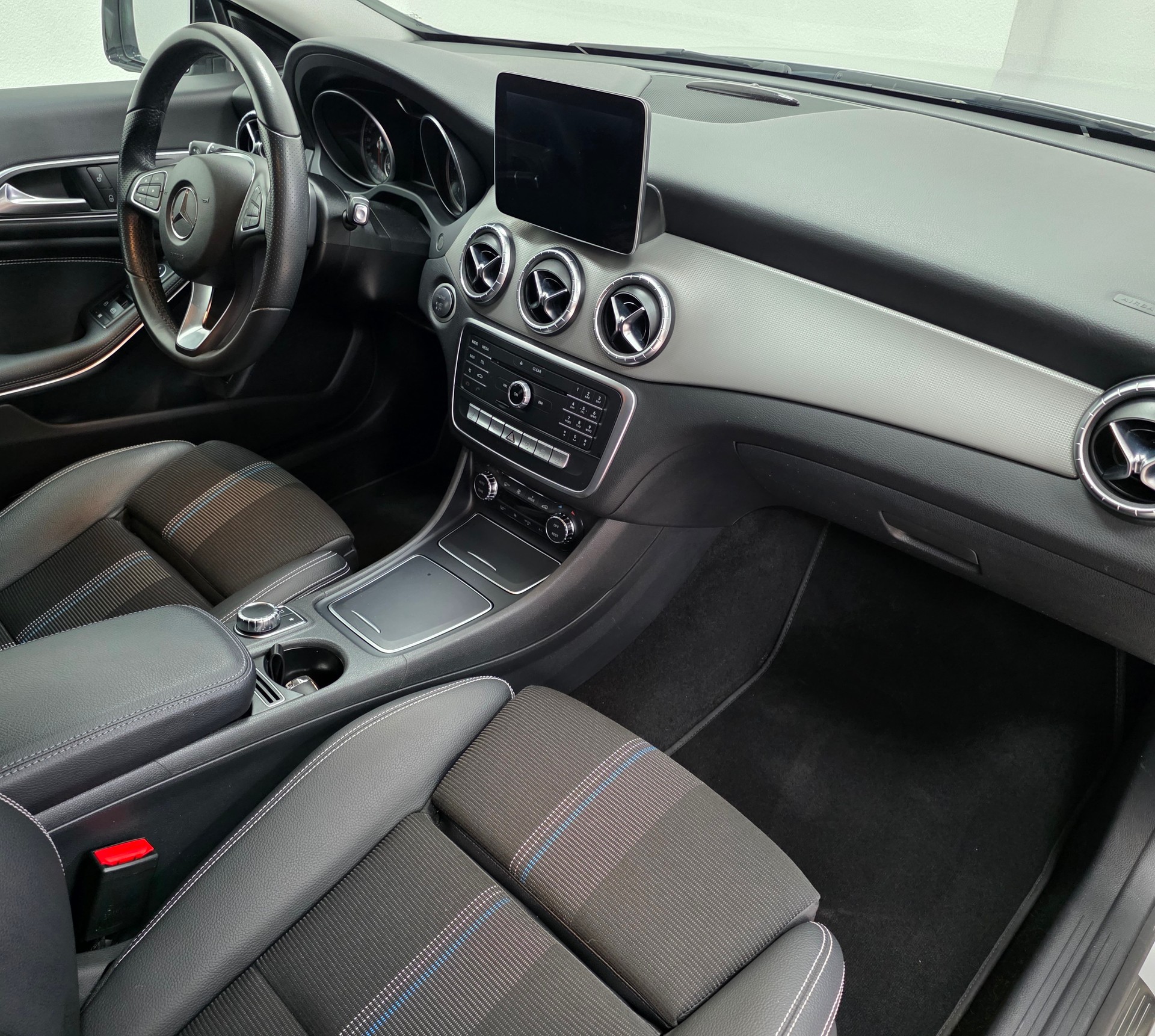 MERCEDES-BENZ CLA Shooting Brake 200 d AMG Line 4Matic 7G-DCT-image-11