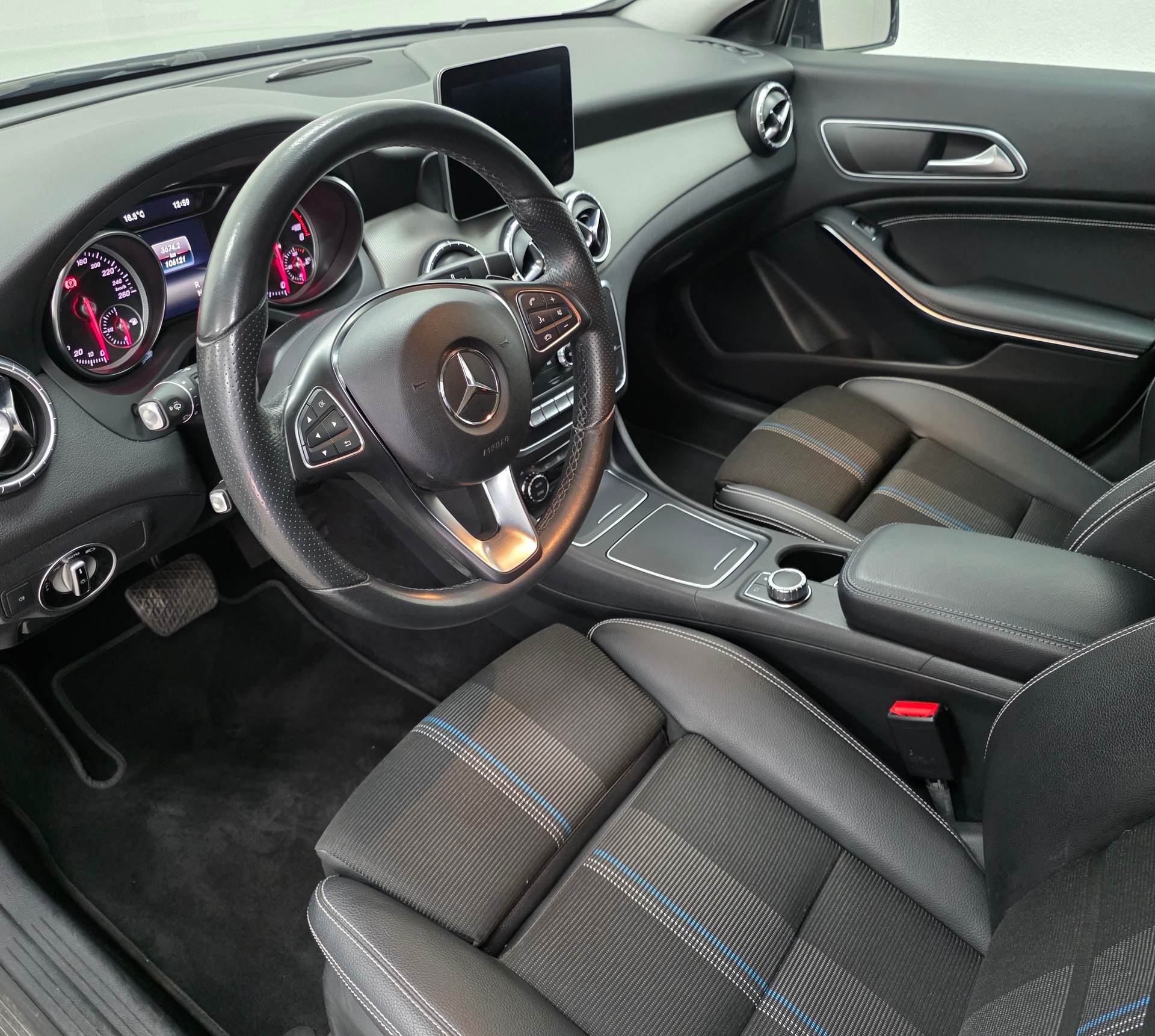 MERCEDES-BENZ CLA Shooting Brake 200 d AMG Line 4Matic 7G-DCT-image-14