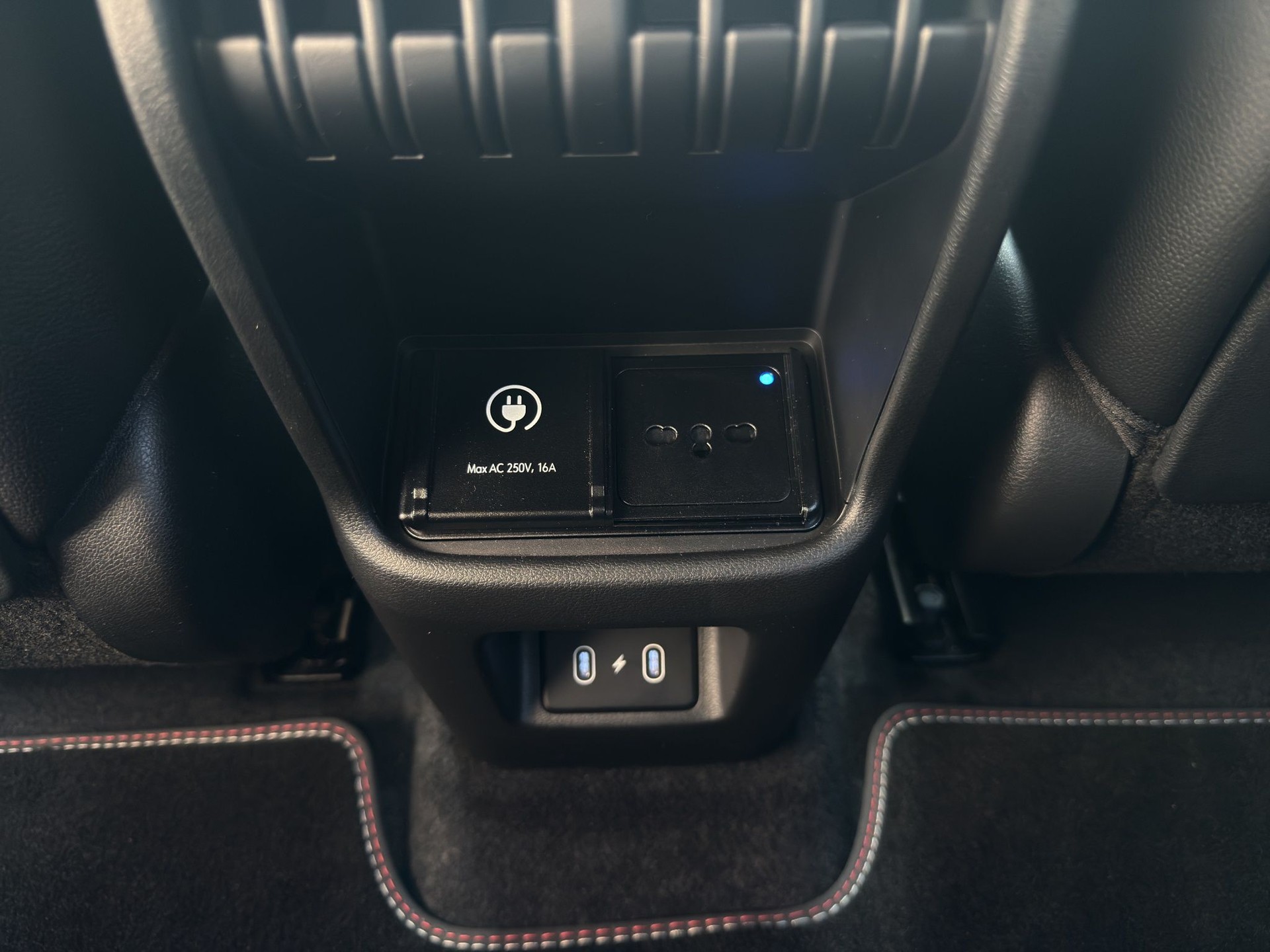 HYUNDAI Kona EV 65.4 kWh N Line-image-18