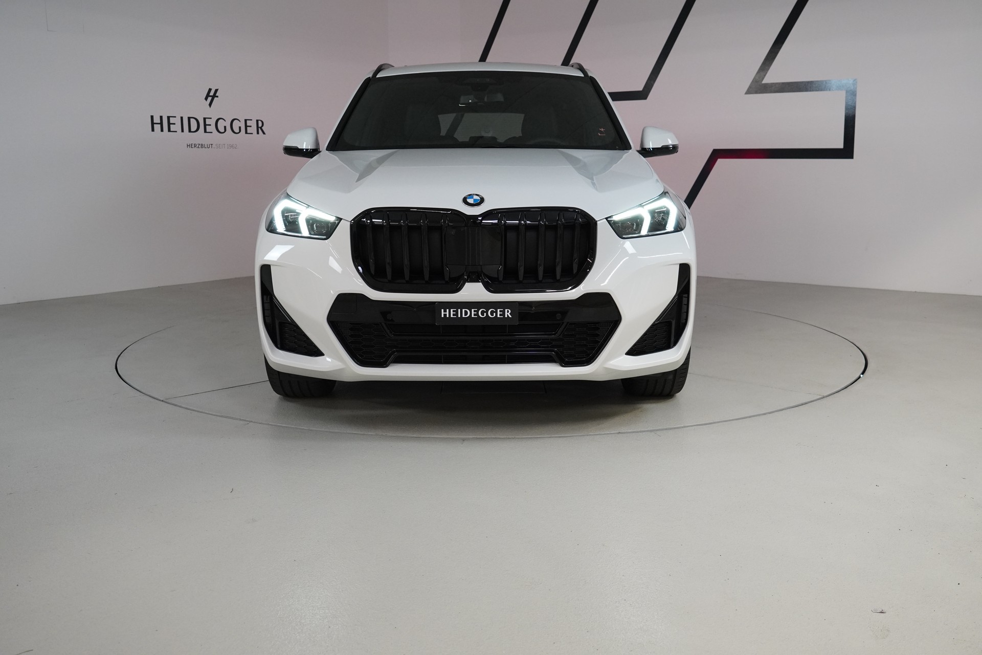 BMW X1 xDrive 23i 48V M Sport-showroom-element-1