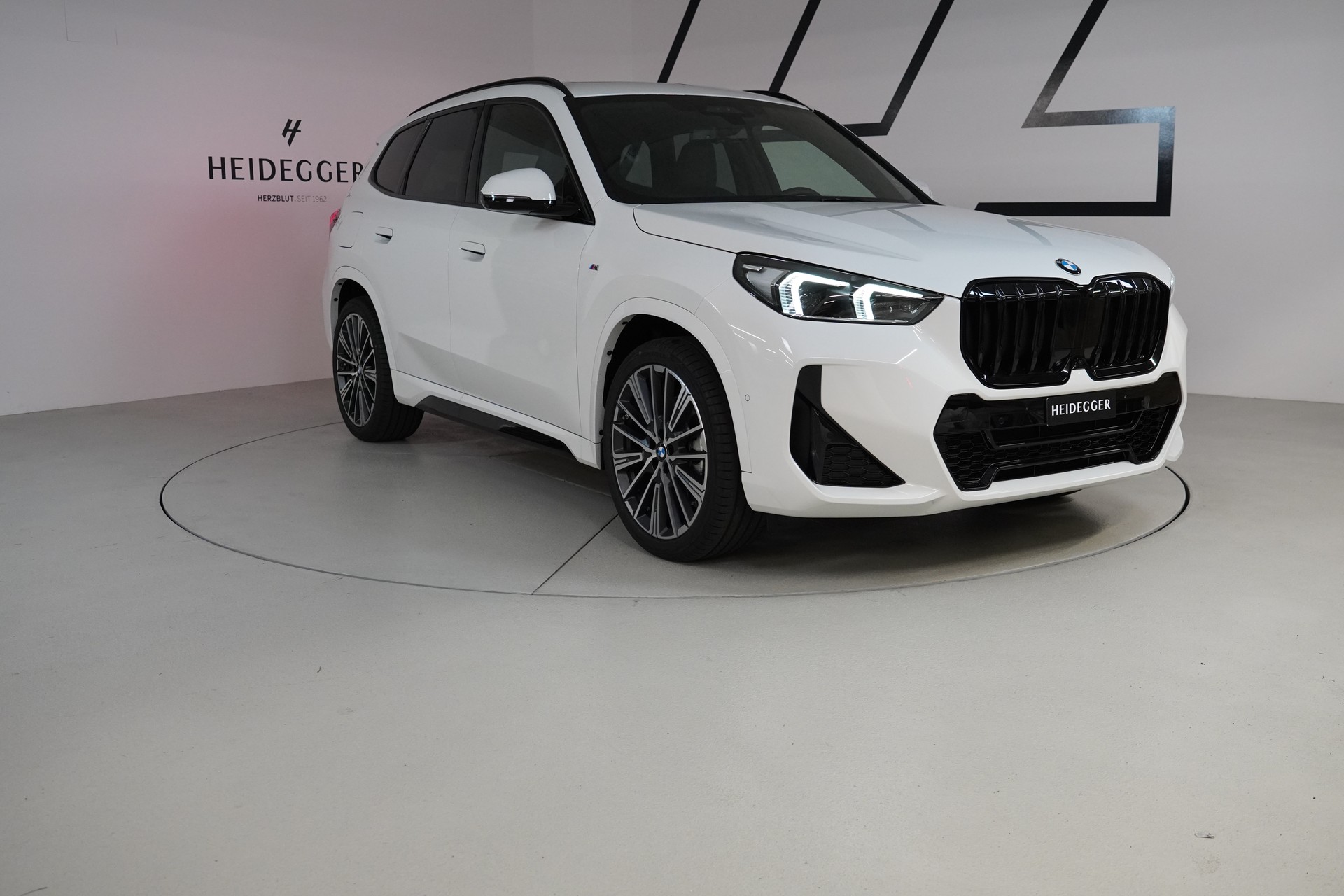 BMW X1 xDrive 23i 48V M Sport-showroom-element-2
