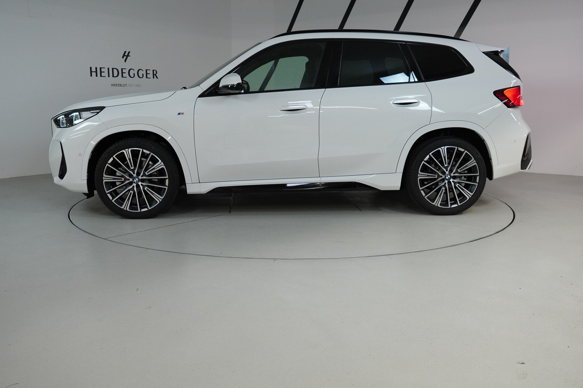 BMW X1 xDrive 23i 48V M Sport-showroom-element-3