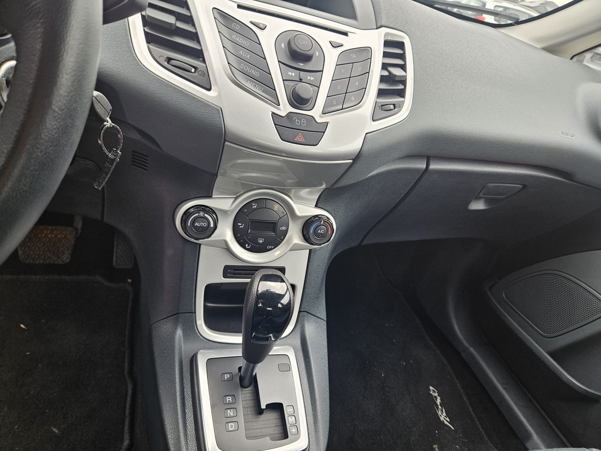 FORD Fiesta 1.4 16V Trend Automatic-image-6