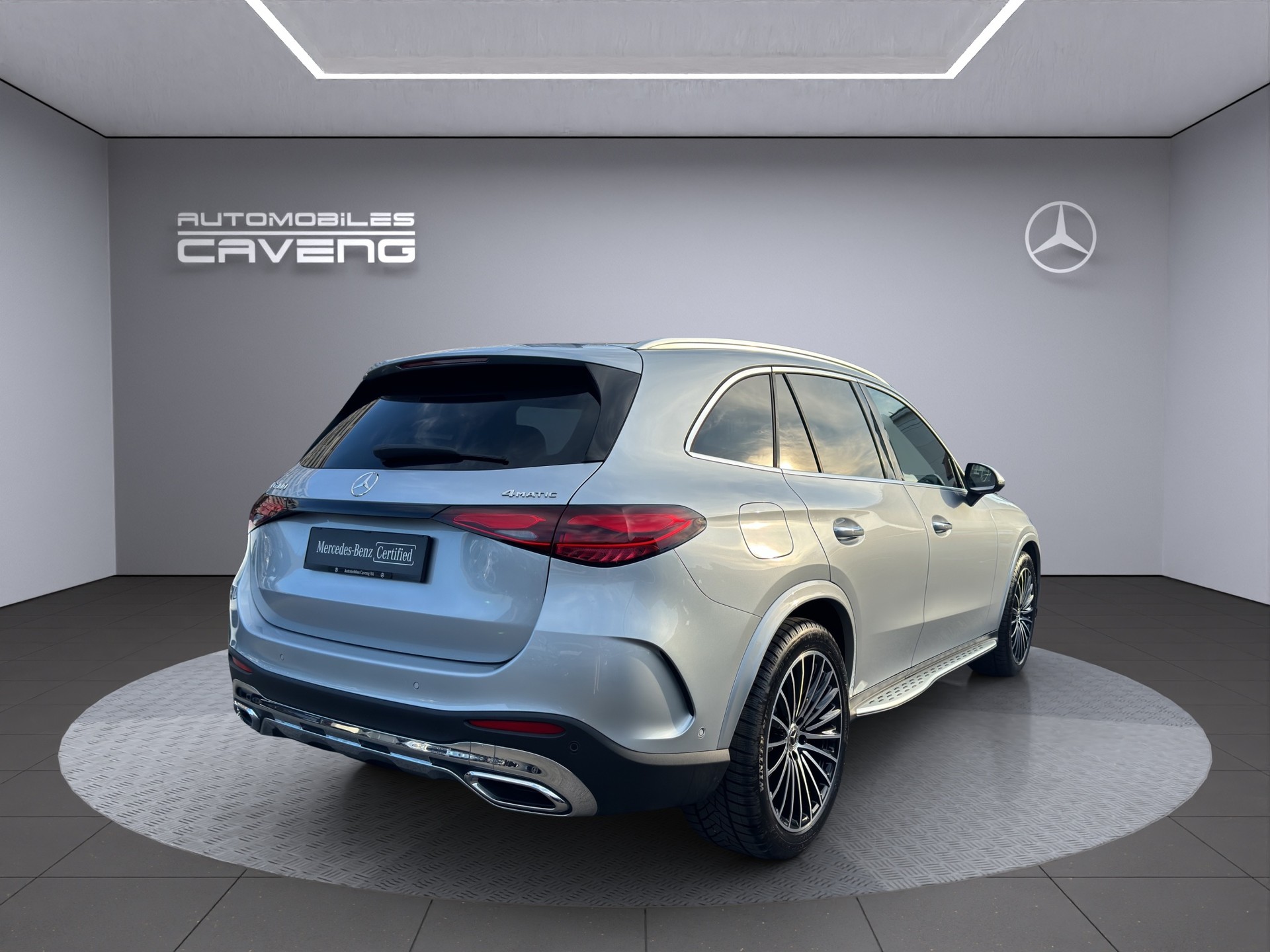 MERCEDES-BENZ GLC 300 4Matic AMG Line 9G-Tronic-image-4