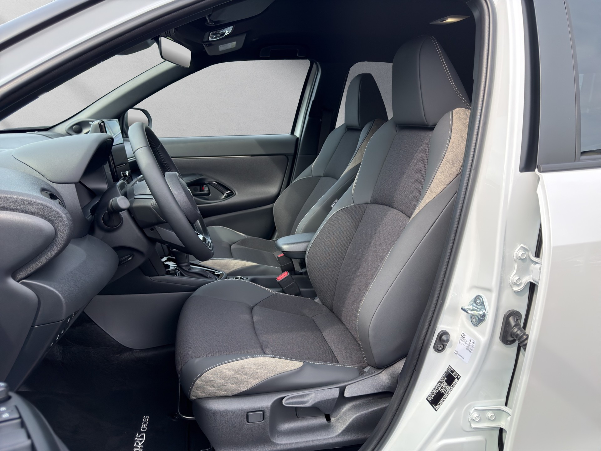 TOYOTA Yaris Cross 1.5 VVT-i HSD Premium AWD-i-image-8