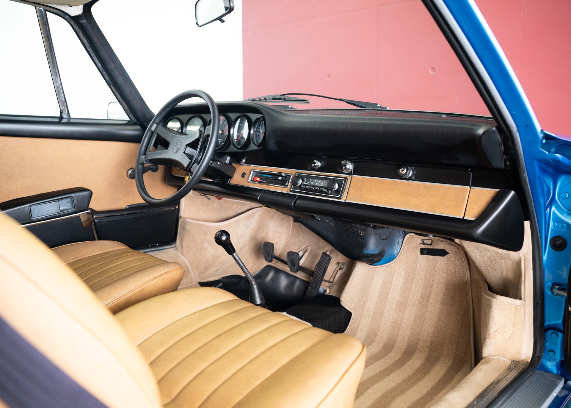 PORSCHE 911 2.4 E Oil trap (Swiss car, MY72, 1 of 1'124 produced, restored by Porsche specialist, mint condition, matching number)-image-17