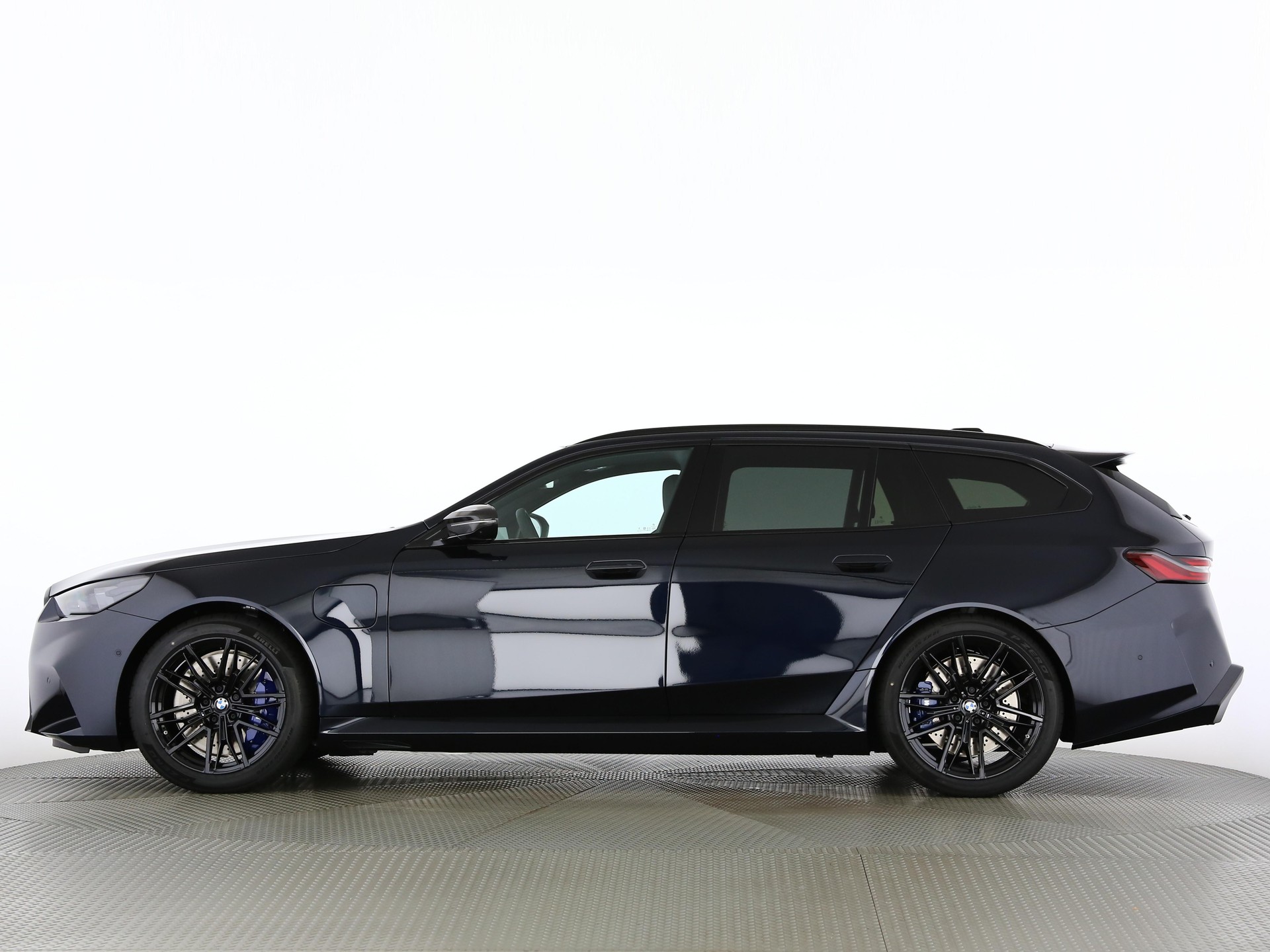 BMW M5 Touring-showroom-element-2