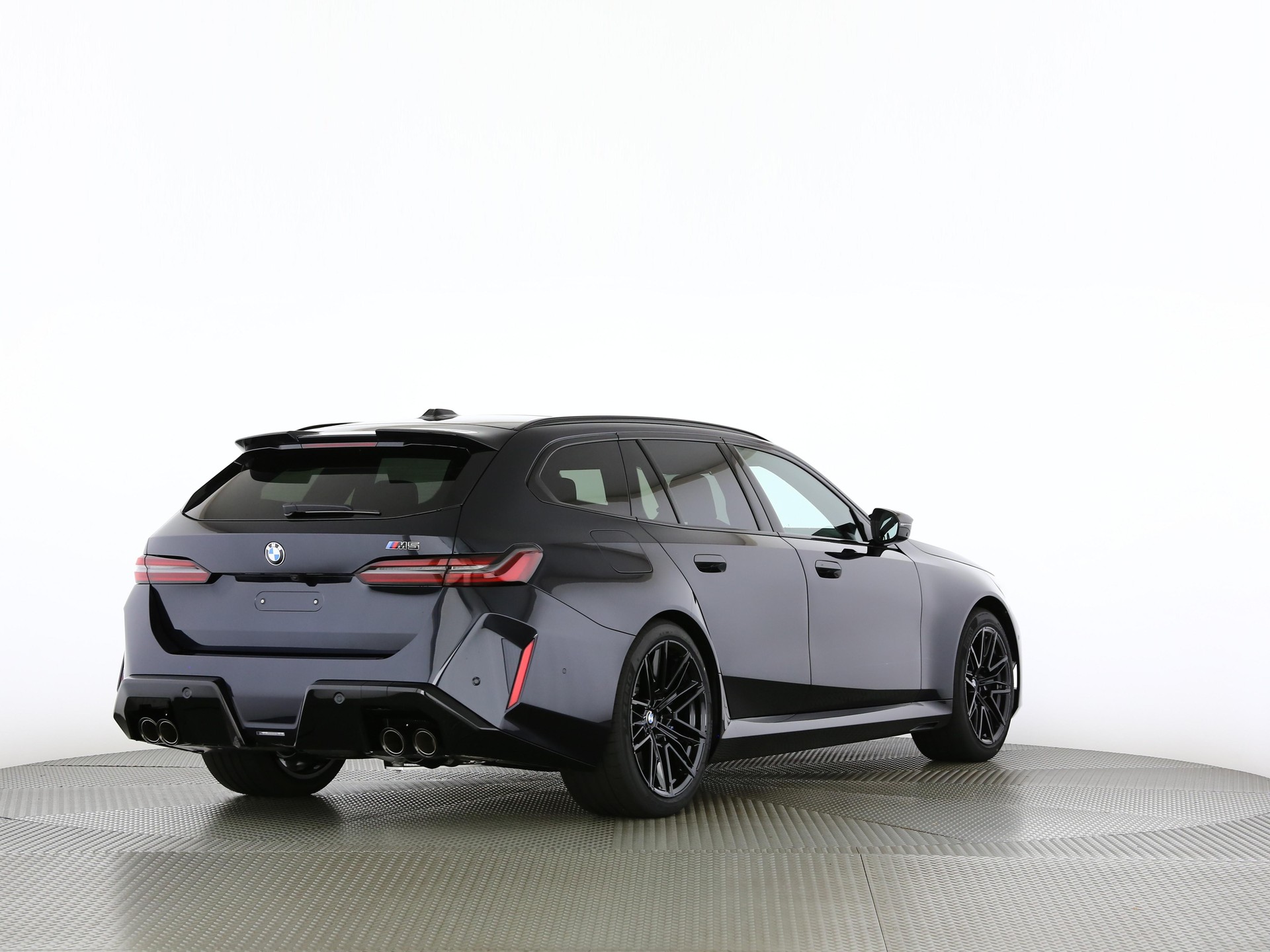 BMW M5 Touring-showroom-element-1