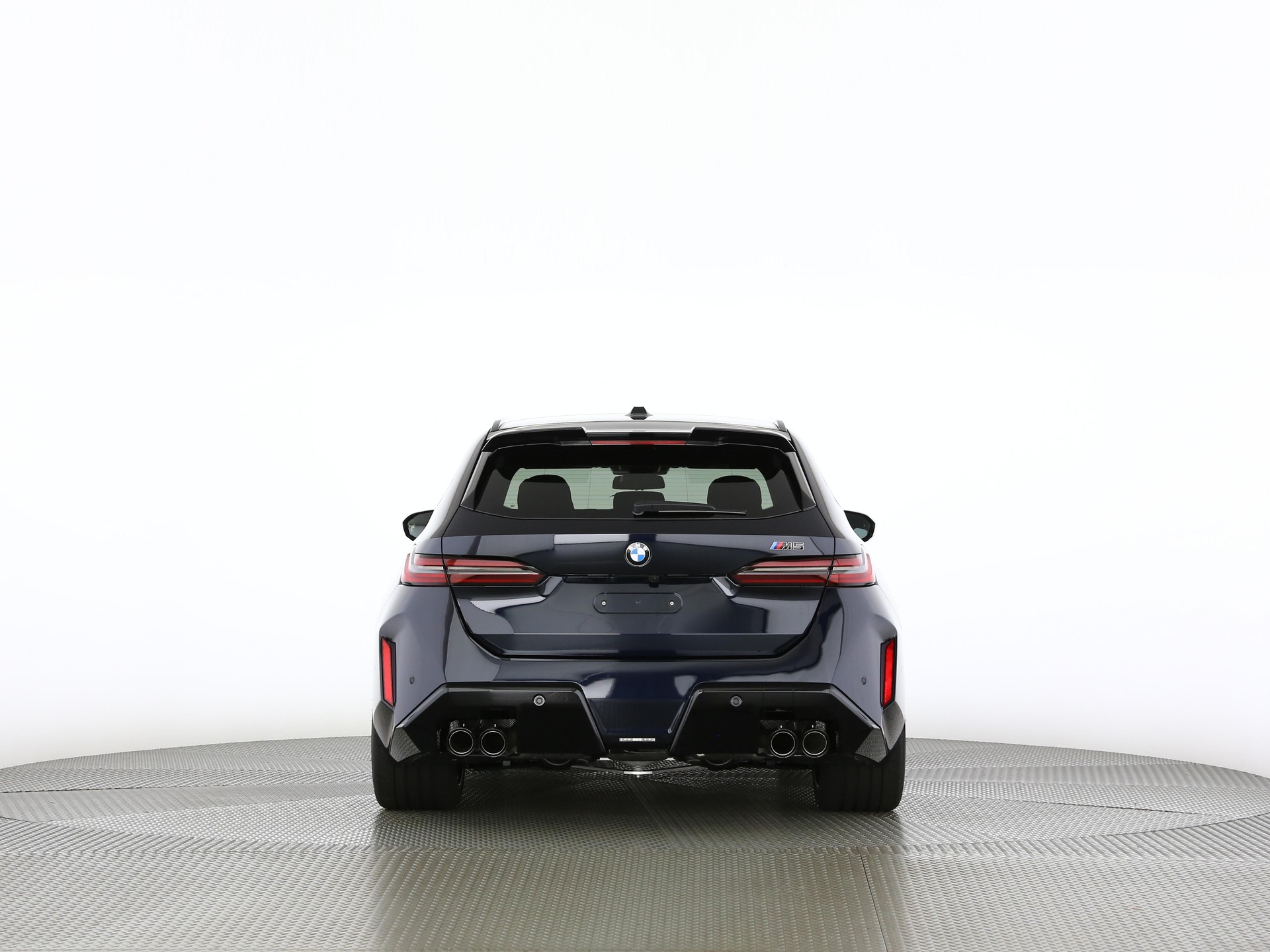 BMW M5 Touring-showroom-element-3