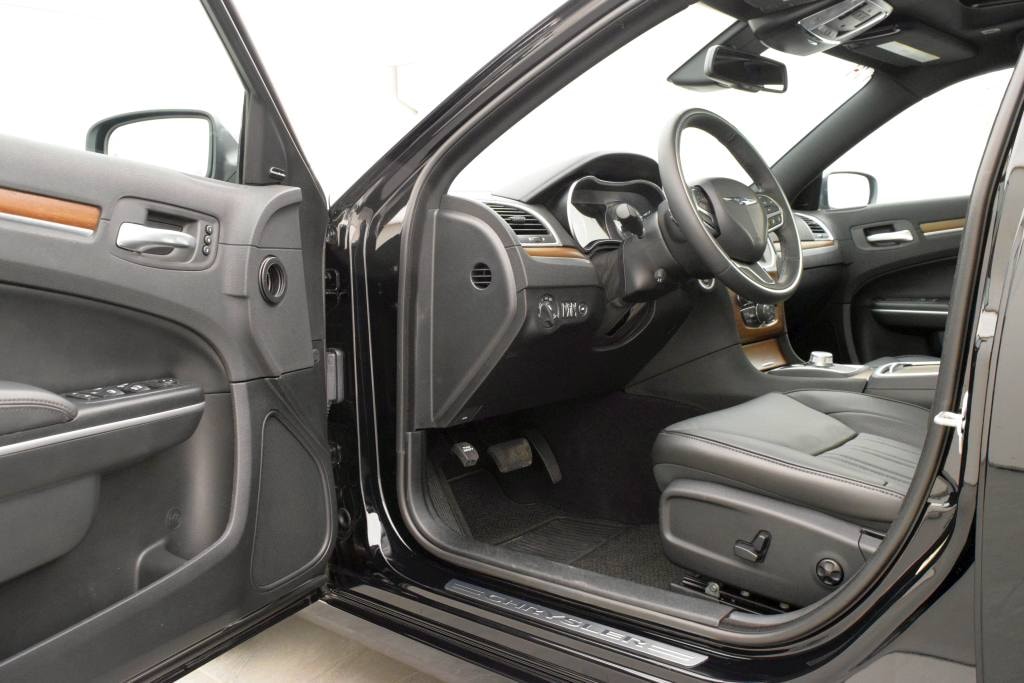 CHRYSLER 300C 5.7 V8-image-7