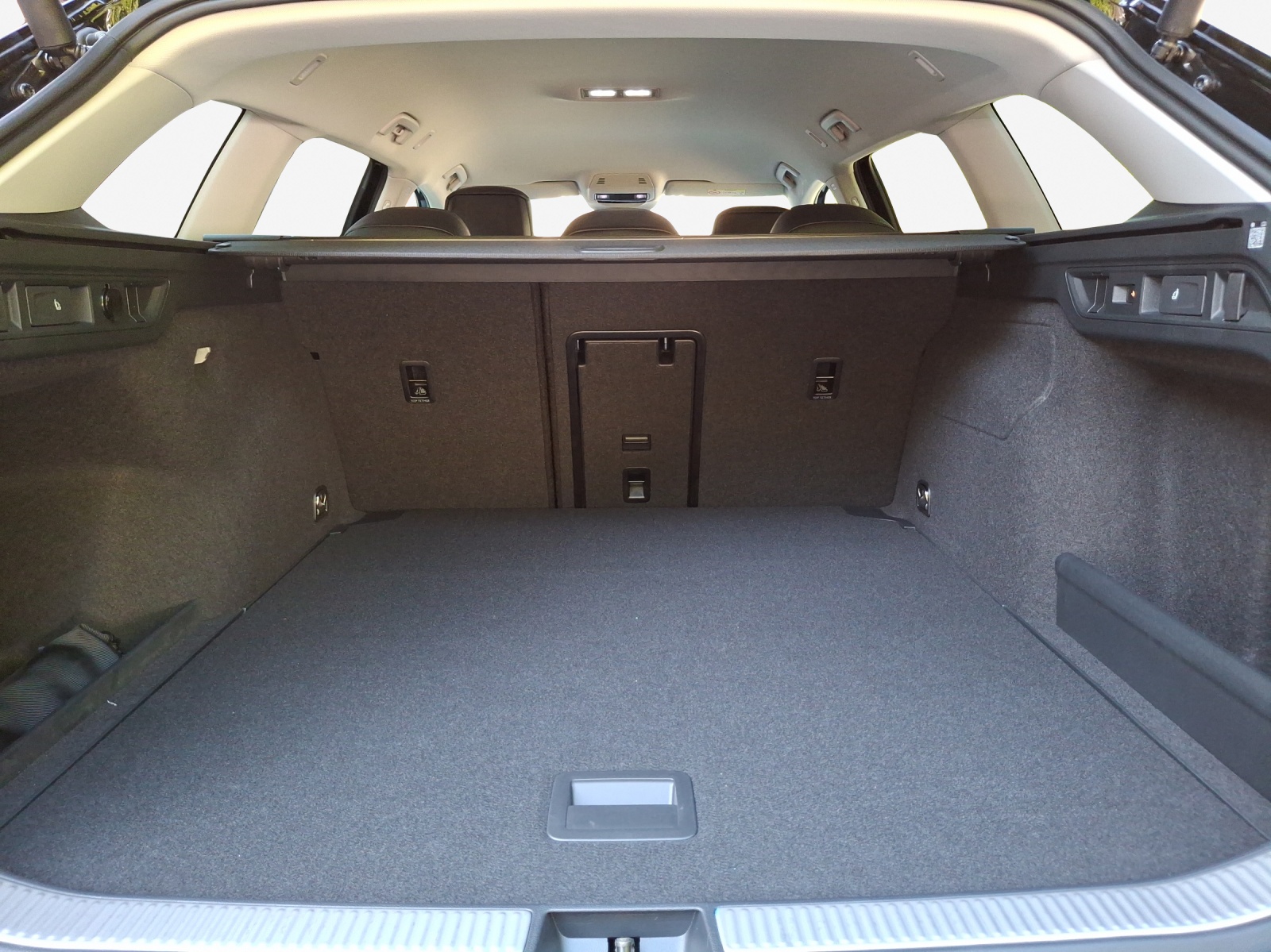 VW Passat Variant 2.0 TDI evo Business 4 Motion DSG-image-12