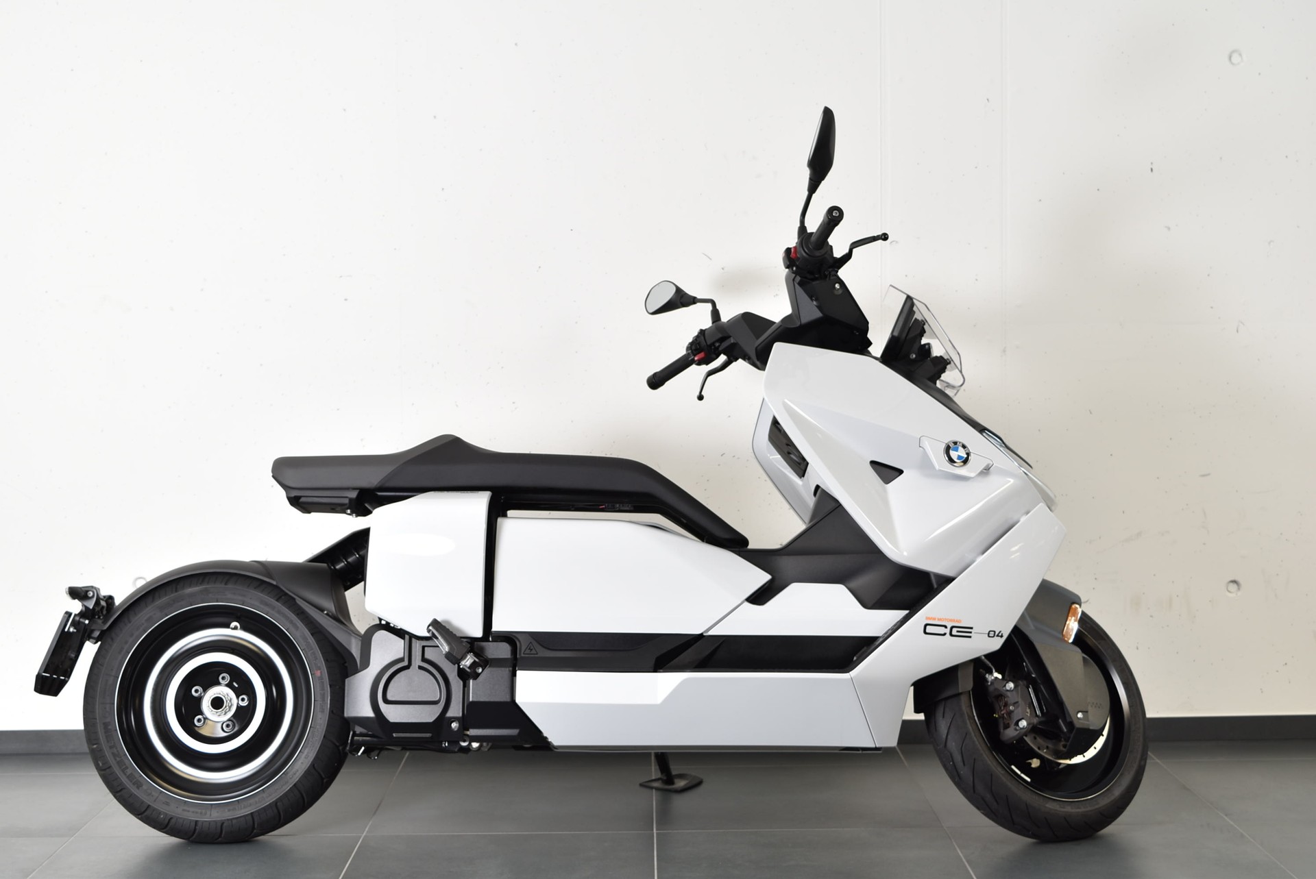 BMW CE 04-image-2