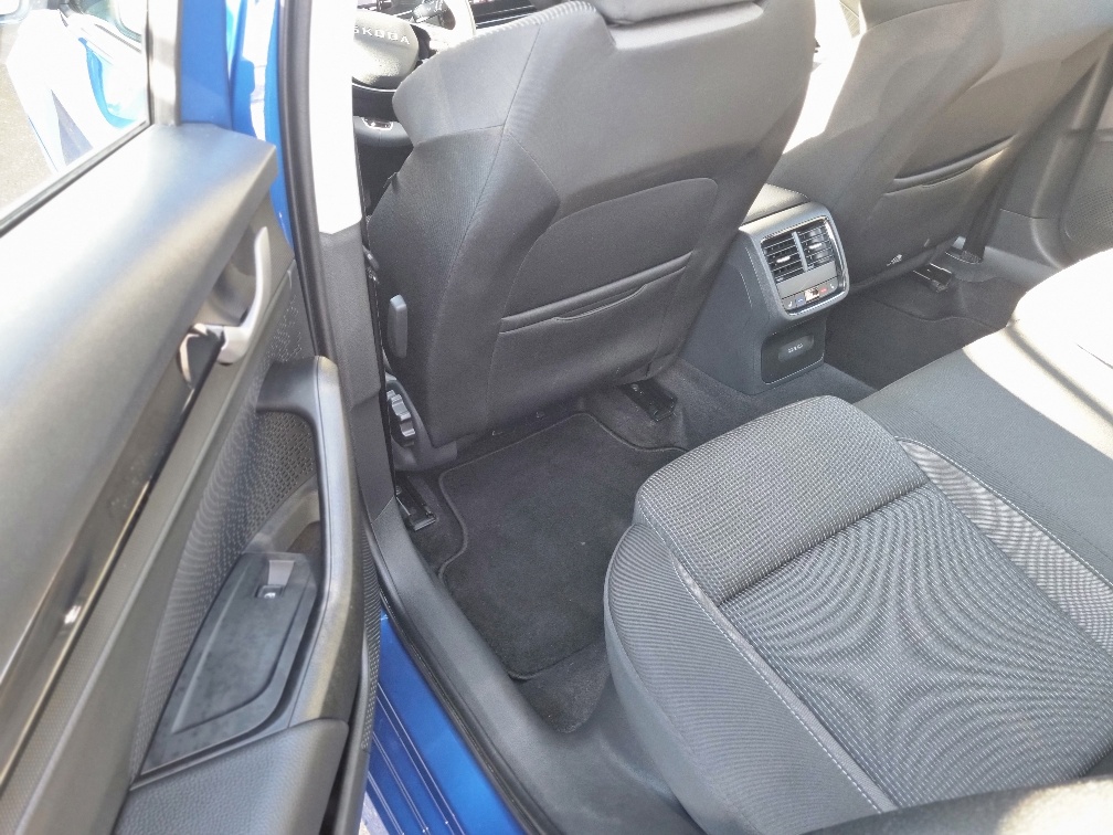 SKODA Octavia Combi 2.0 TDI DSG Selection-image-11