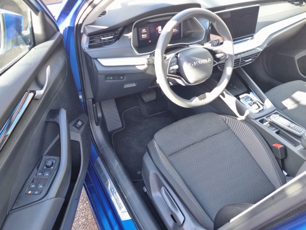SKODA Octavia Combi 2.0 TDI DSG Selection-image-12