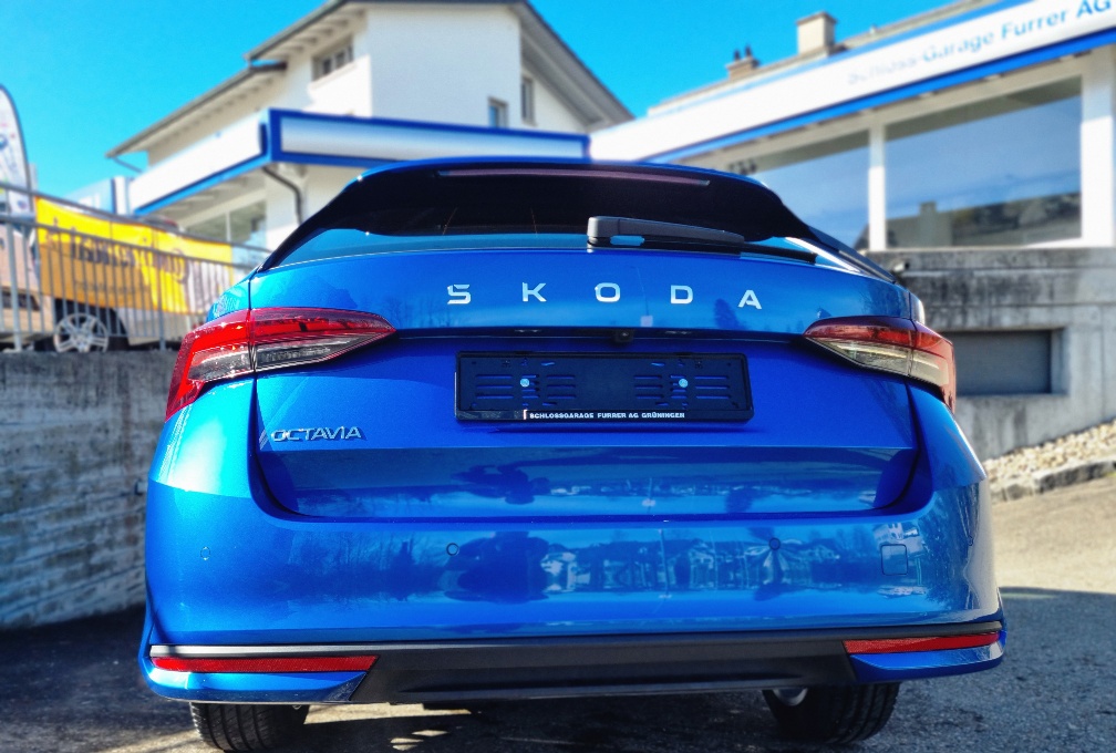 SKODA Octavia Combi 2.0 TDI DSG Selection-image-9